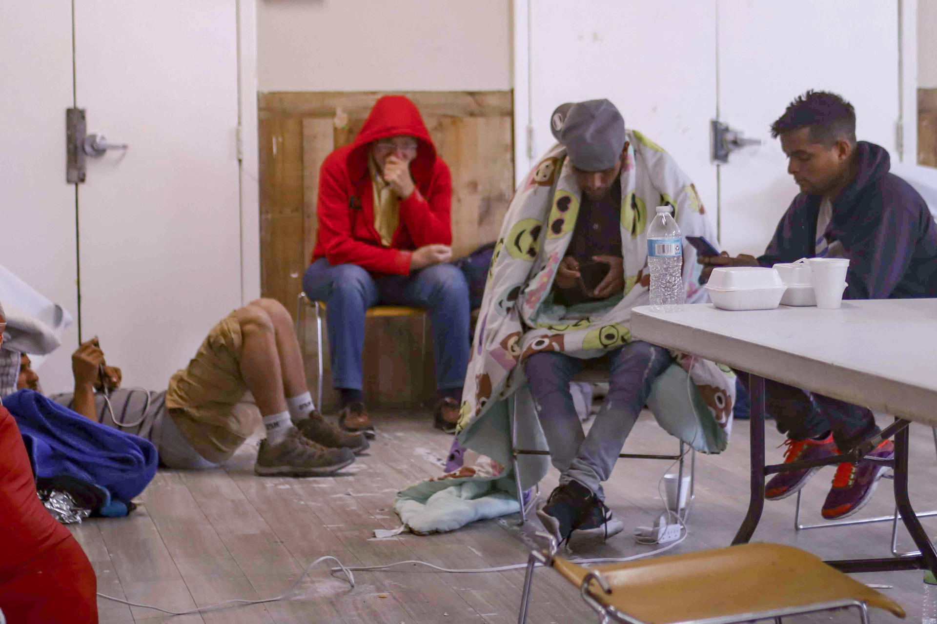 Centros de migrantes en EE.UU., menos llenos pero todavía saturados tras el Título 42