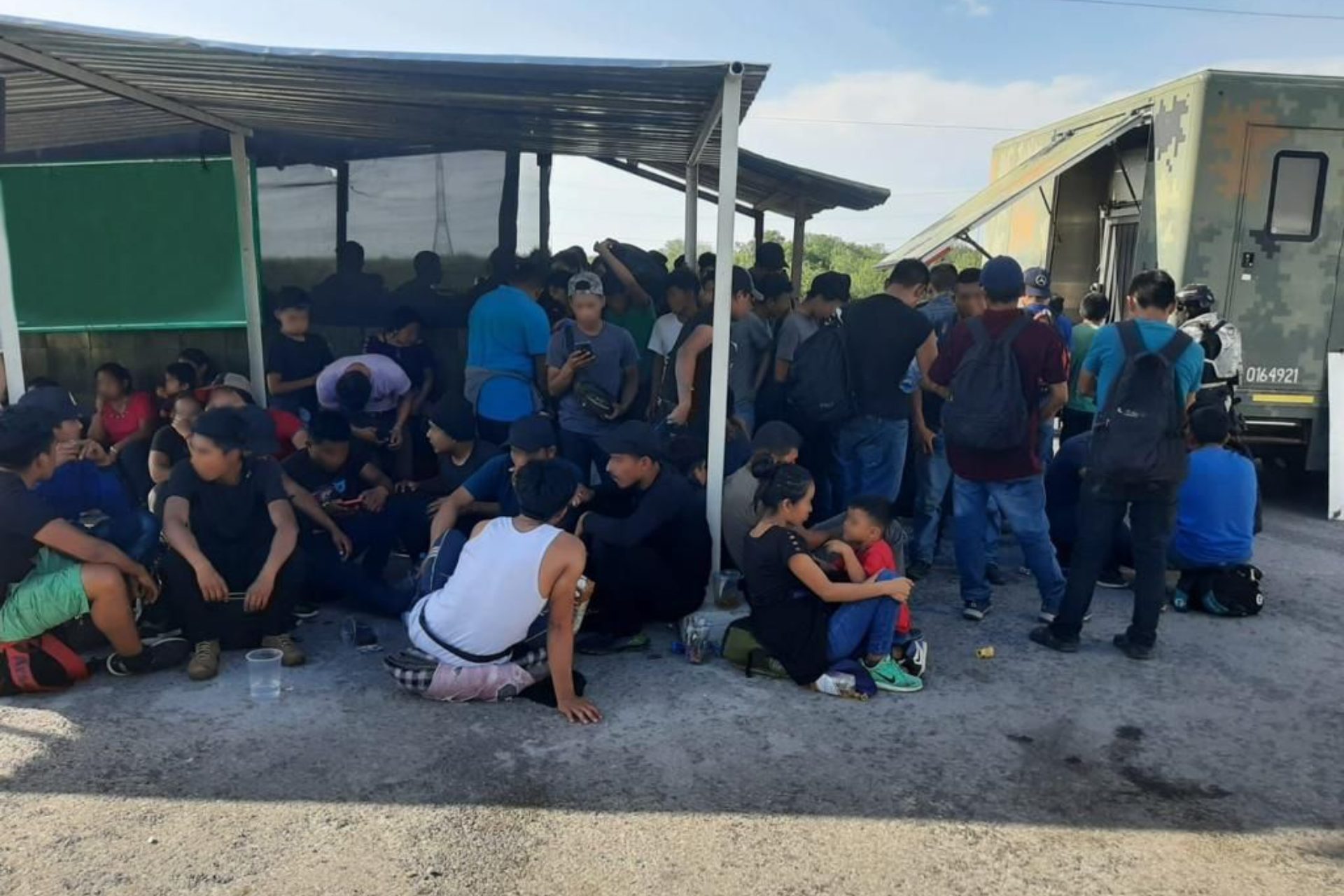 Rescatan a 139 migrantes en la carretera Monterrey-Reynosa