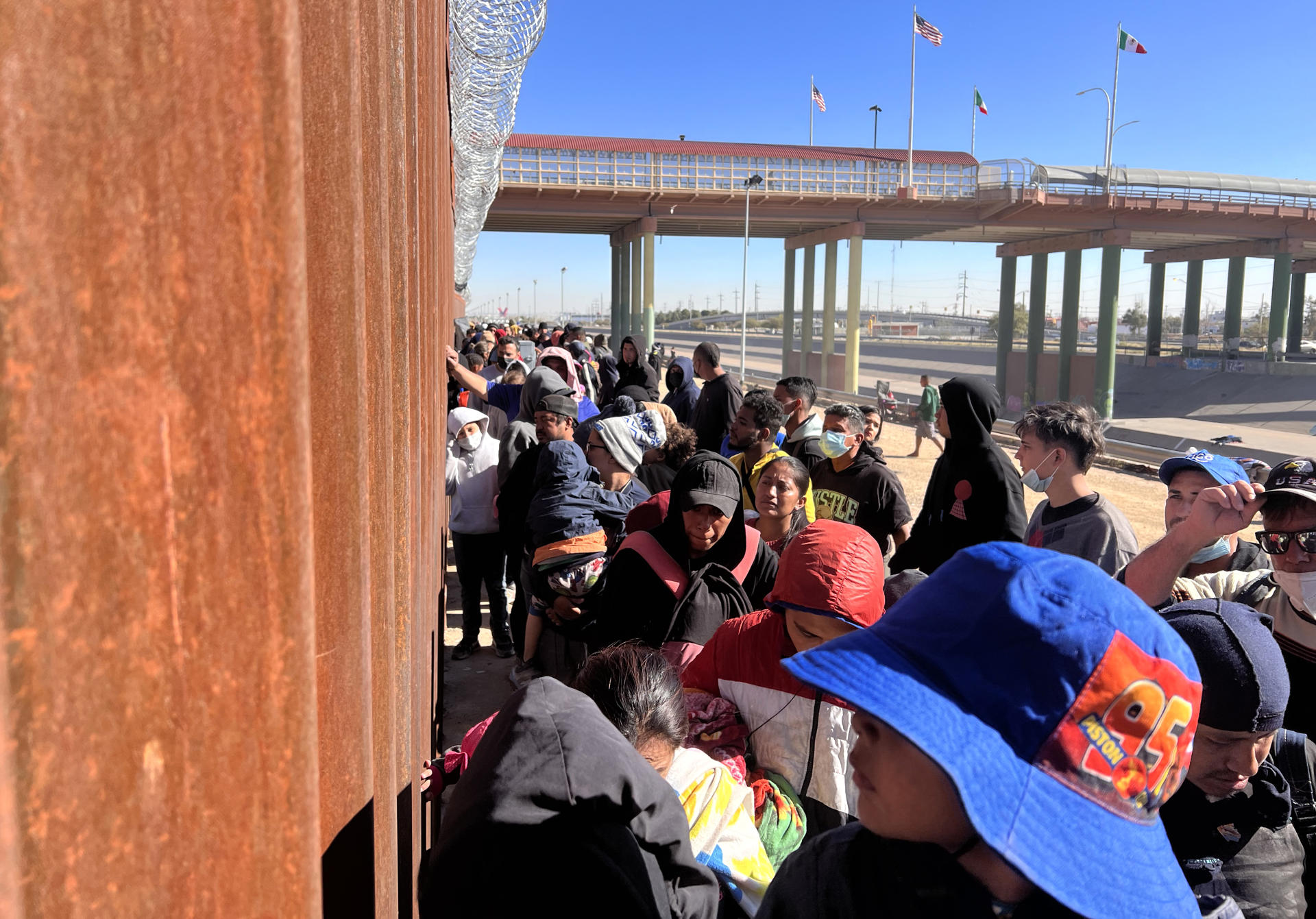 Cientos de migrantes esperan agolpados ante puertas fronterizas entre México y EEUU Cientos de migrantes esperan agolpados ante puertas fronterizas entre México y EEUU