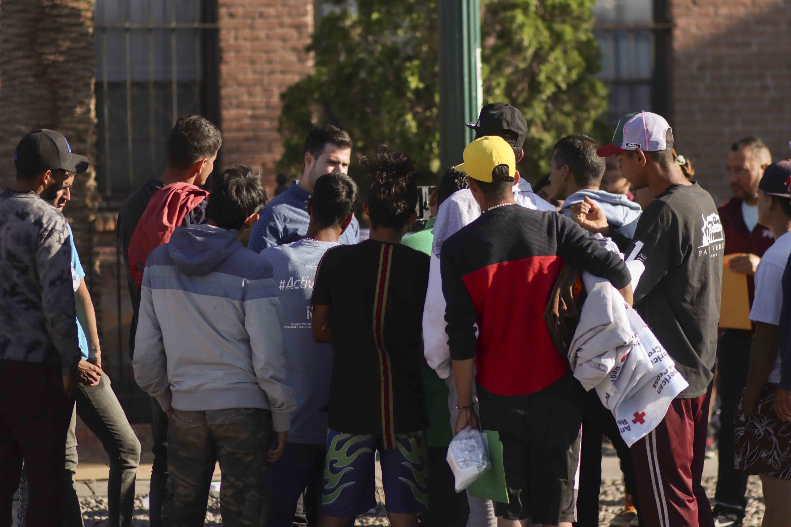 Miedo y esperanza de un trato justo empujan a migrantes a entregarse en El Paso