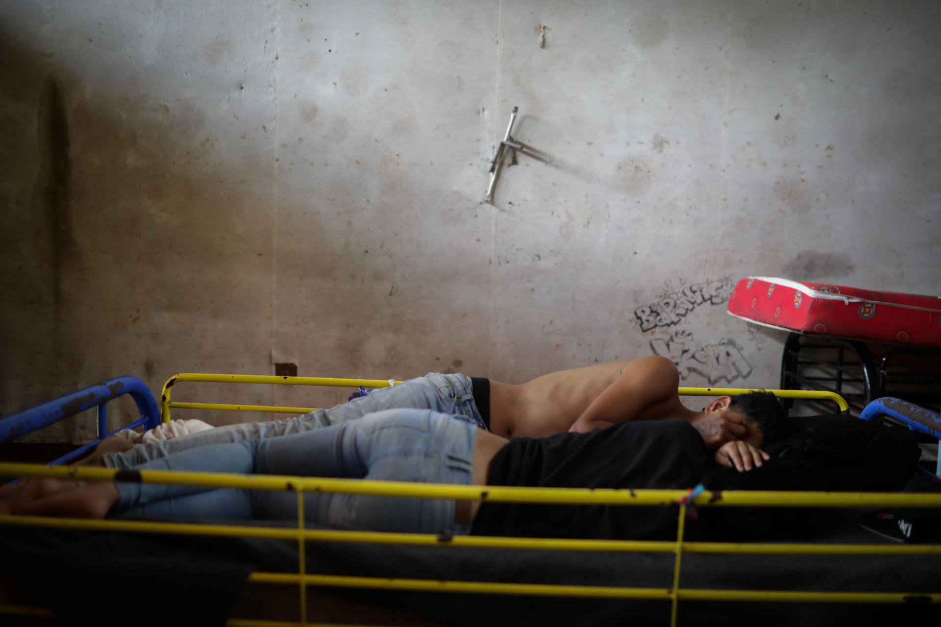 Hartos de continuos abusos, migrantes abandonan su viaje hacia EE.UU.