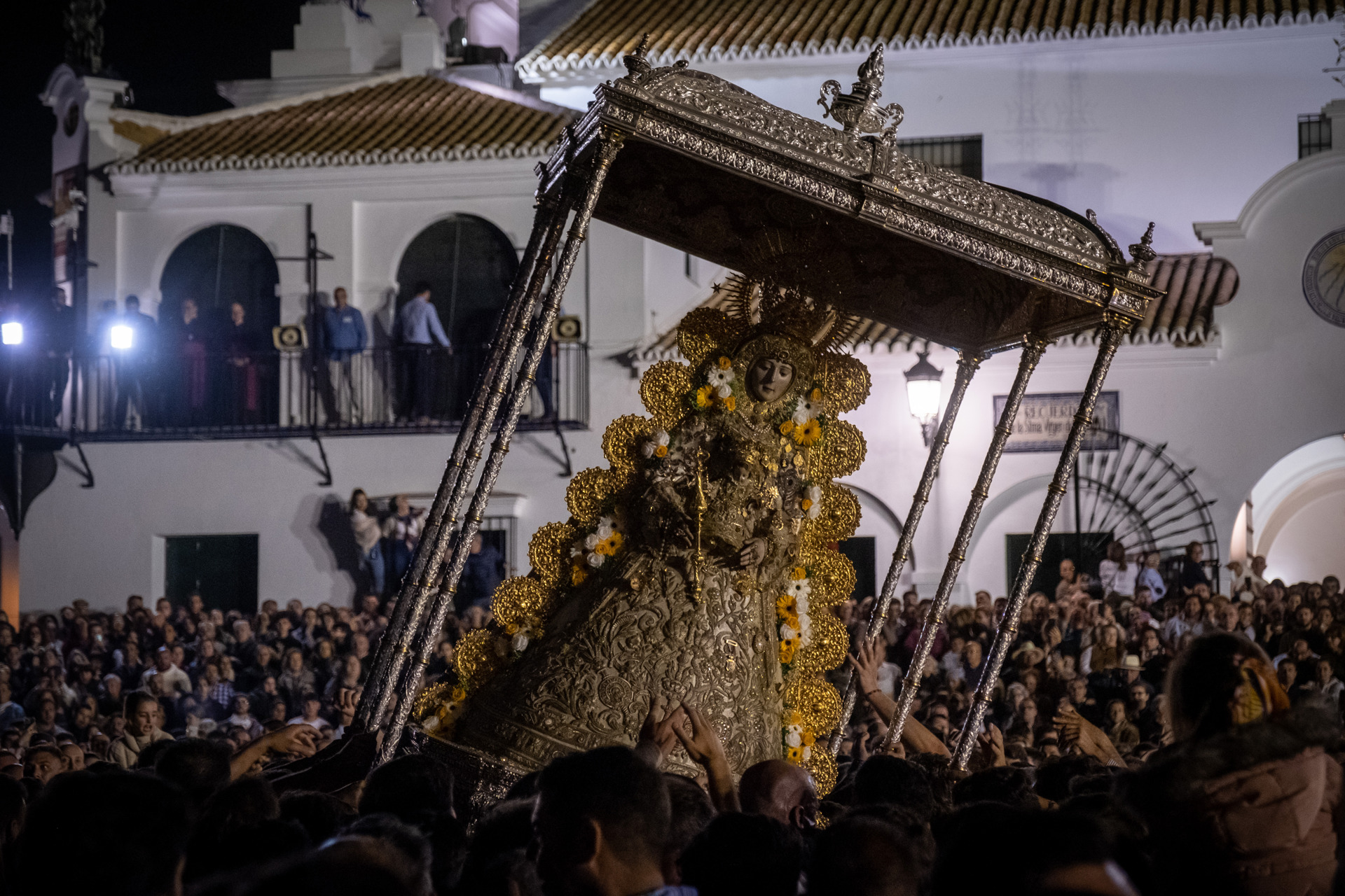 Miles de fieles en la procesión de la Virgen del Rocío tras el salto de la reja
