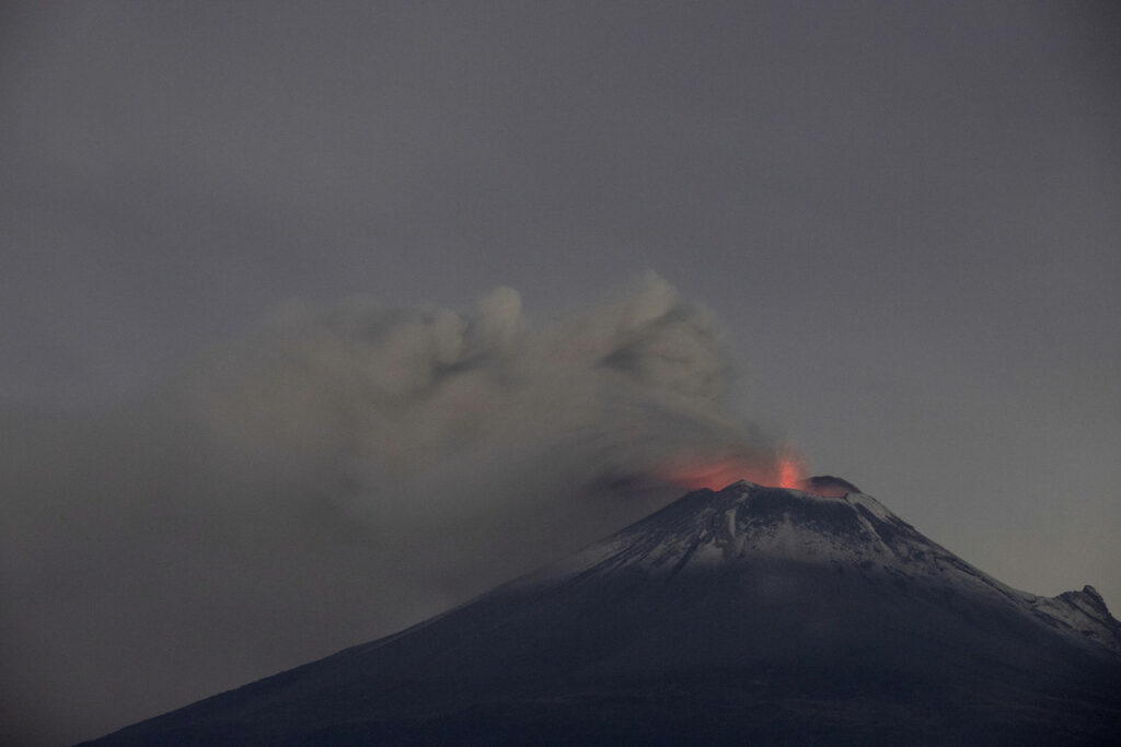 Expertos de UNAM "observan" mediante tomografía con IA cámaras magmáticas del Popocatépetl - popocatepetl-1024x683