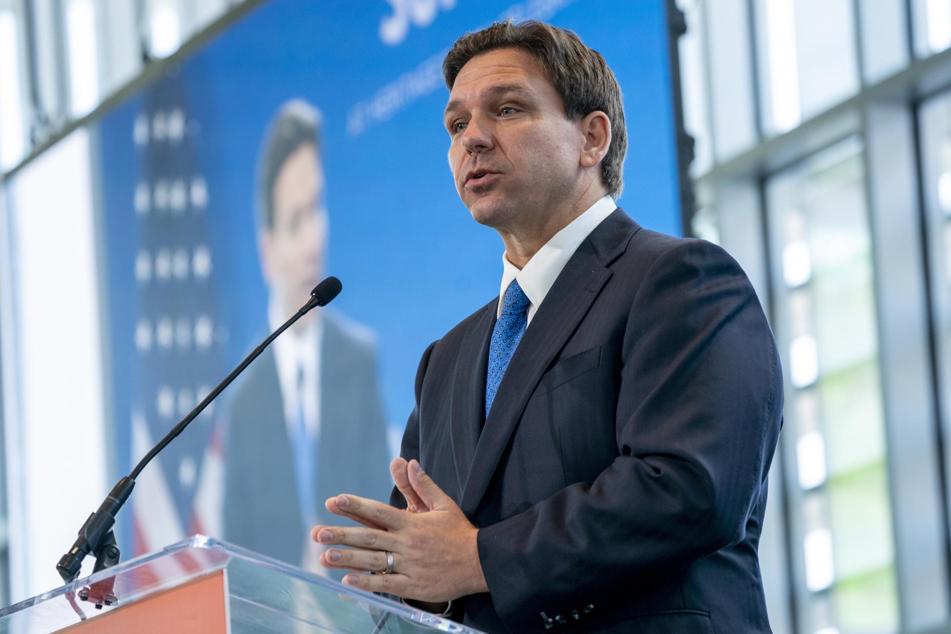 DeSantis firma ley que dificulta el establecimiento de migrantes en Florida