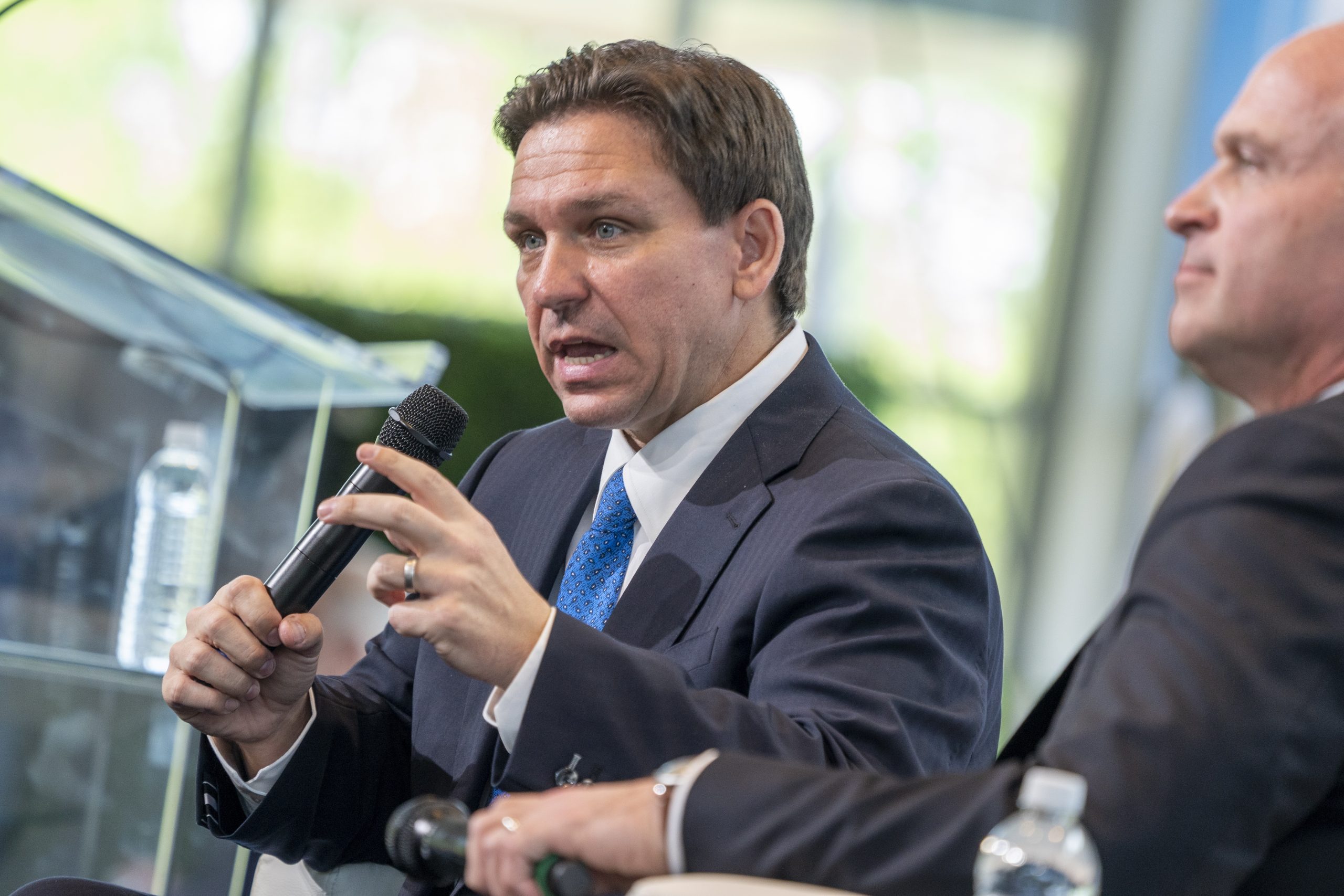 DeSantis firma ley que contempla pena de muerte para violadores de menores