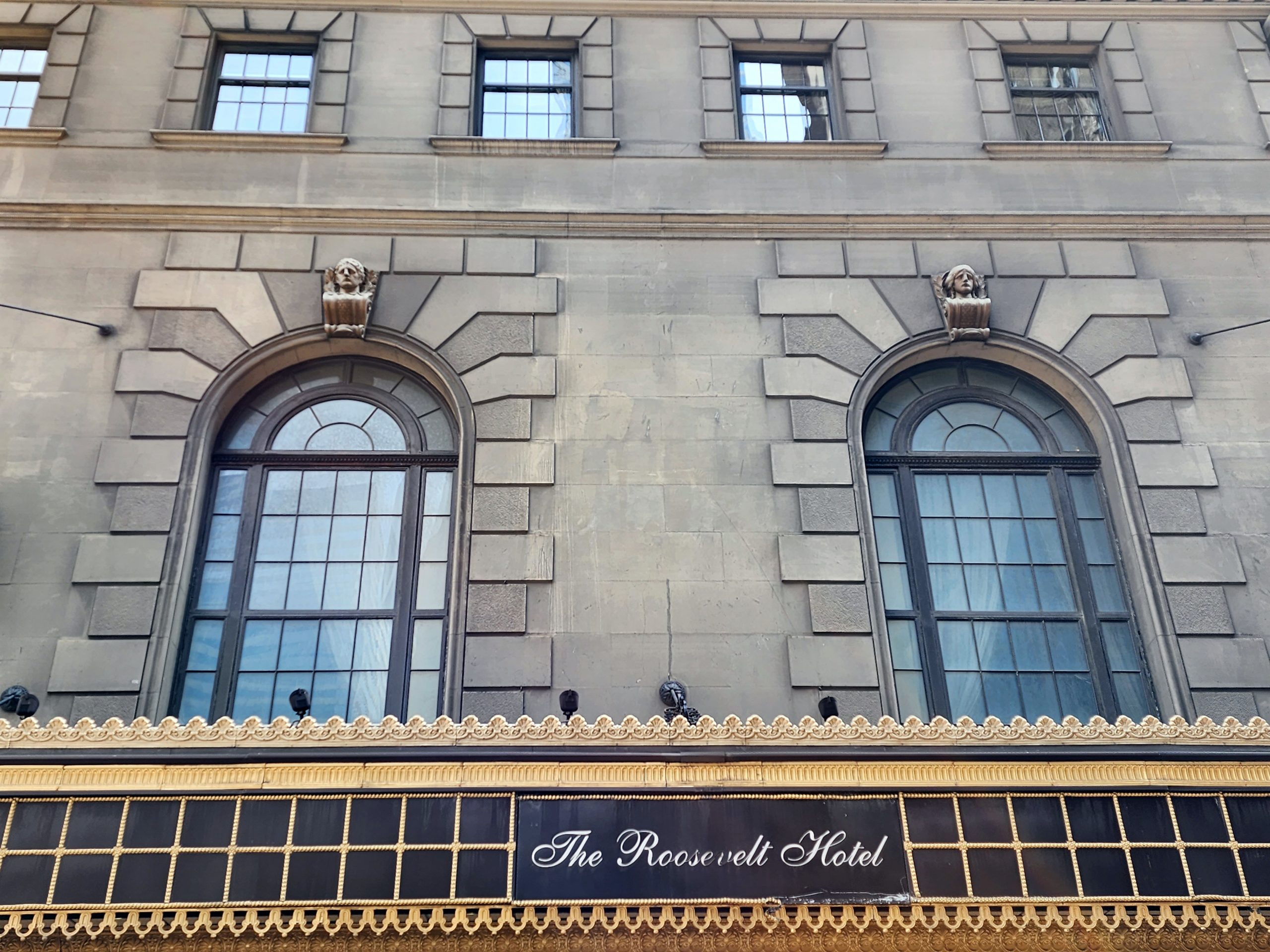 Hotel Roosevelt de Nueva York reabre como refugio de familias migrantes Hotel Roosevelt de Nueva York reabre como refugio de familias migrantes