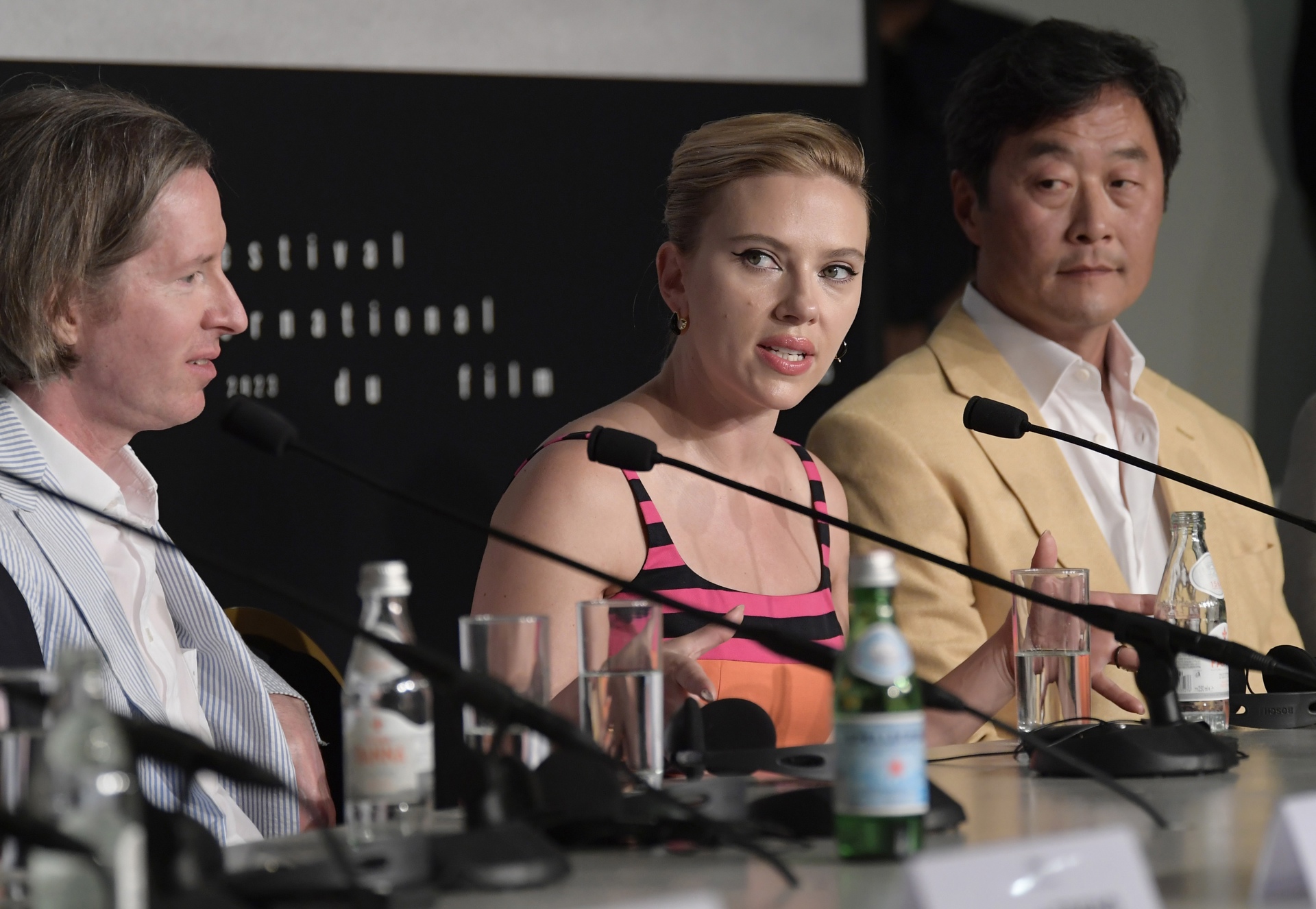 Scarlett Johansson y el reparto de “Asteroid City” rendidos a la magia de Wes Anderson
