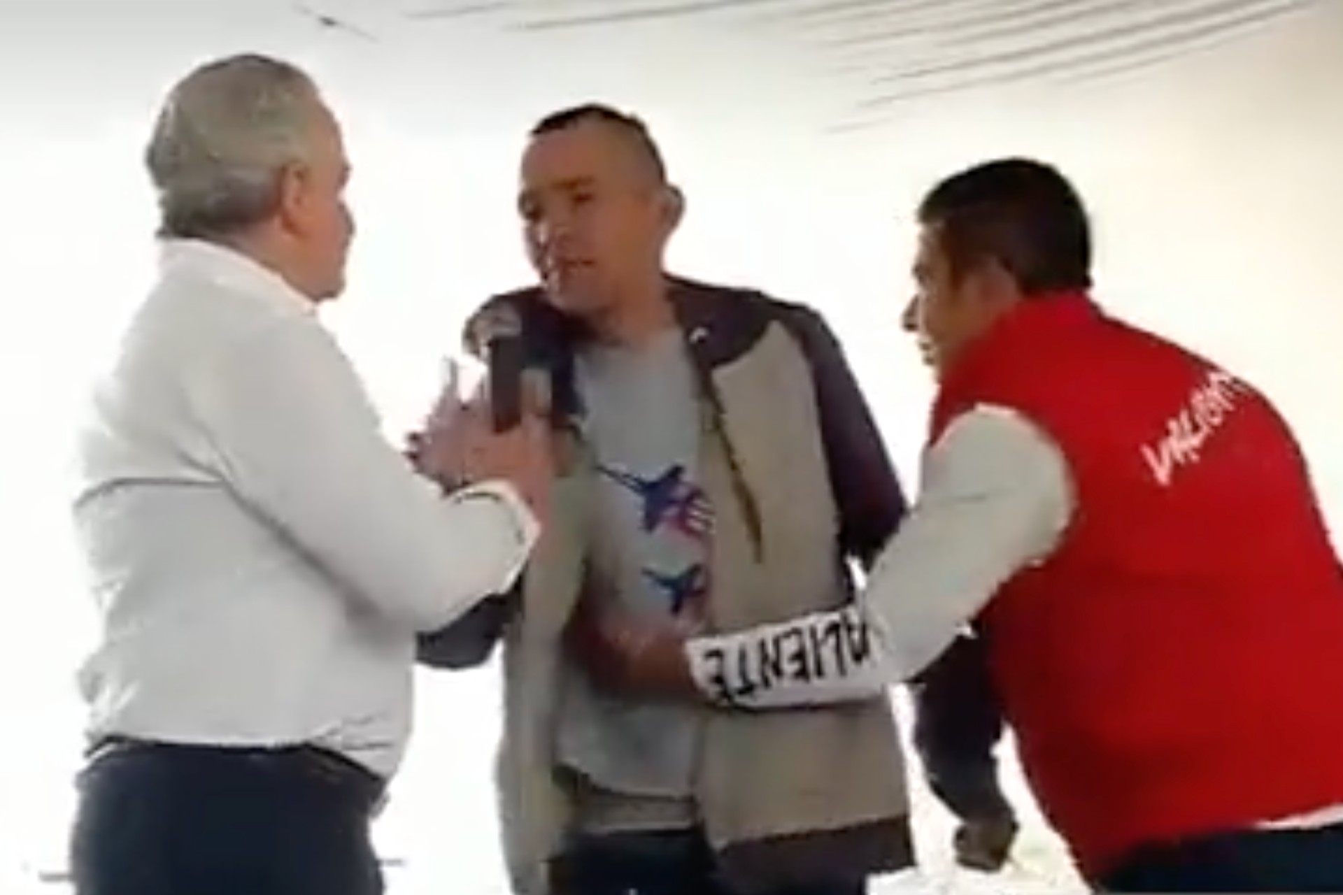 #Video Seguidor de Sheinbaum interrumpe evento de Alejandra Del Moral; ya fue detenido