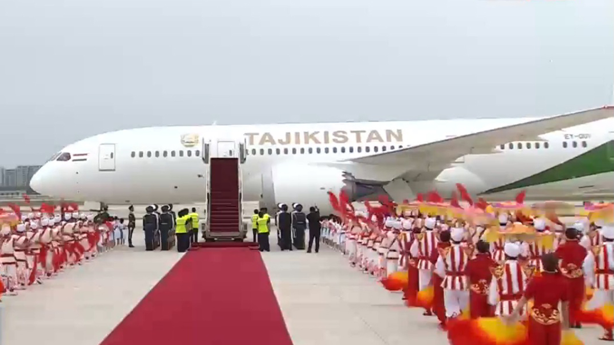 Presidente de Tayikistán estrena el avión presidencial comprado a México