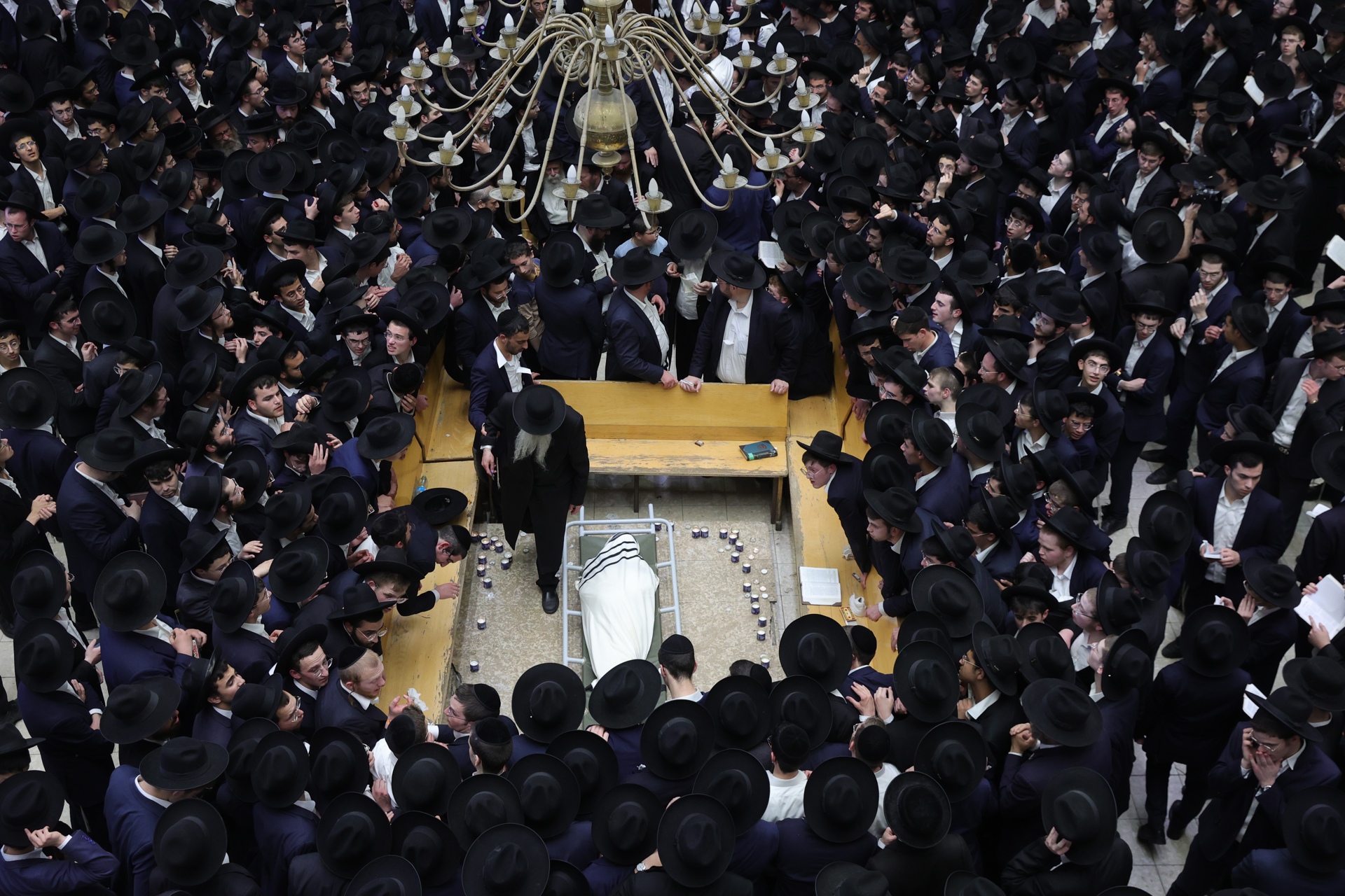 Unos 250 mil judíos ultraortodoxos despiden a importante rabino fallecido en Israel Unos 250 mil judíos ultraortodoxos despiden a importante rabino fallecido en Israel