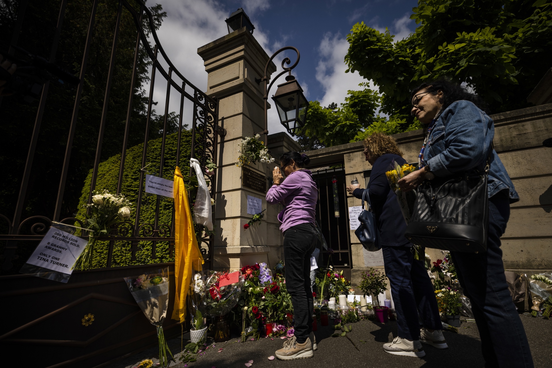 Vecinos y fans recuerdan a Tina Turner en la Suiza que la adoptó