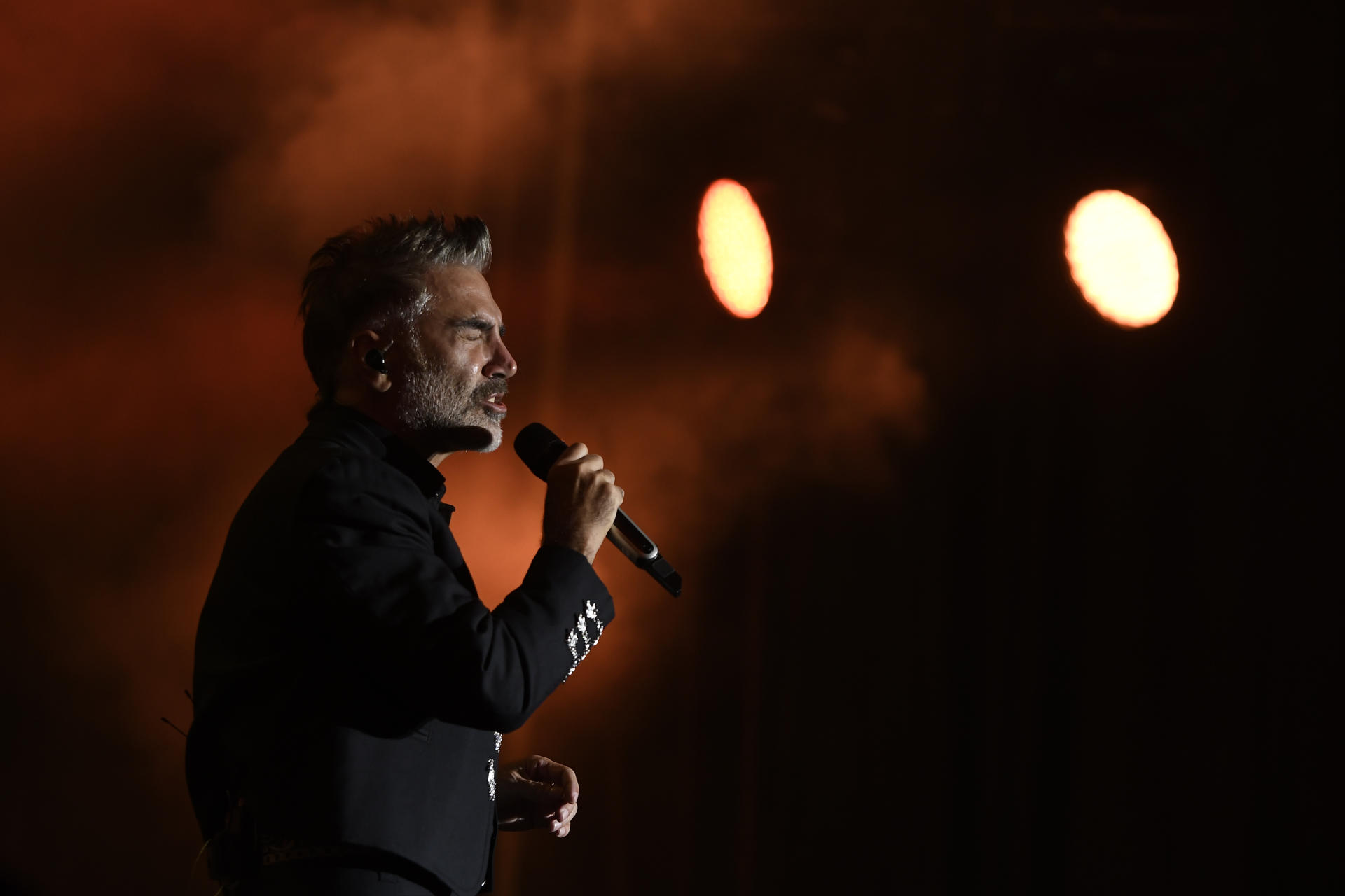 Triunfa Alejandro Fernández en Sevilla, España