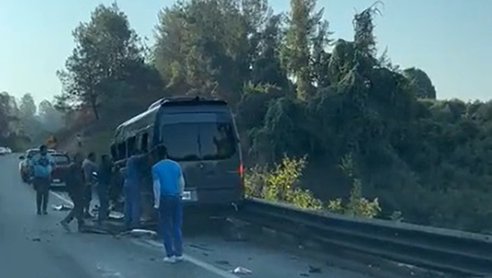 Tráiler choca dos vehículos en la autopista Siglo XXI; hay 6 heridos Tráiler choca dos vehículos en la autopista Siglo XXI; hay 6 heridos
