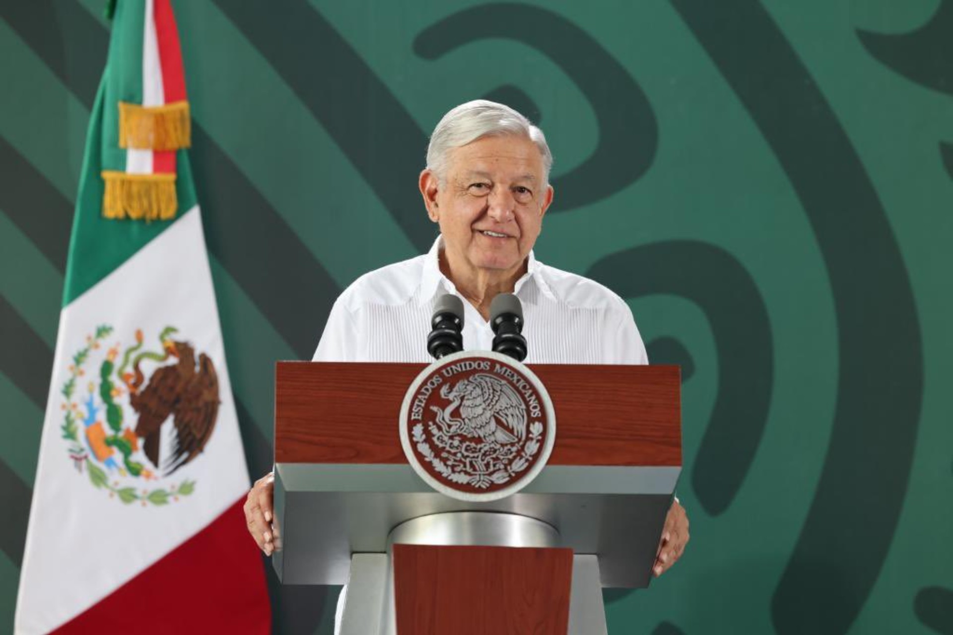 AMLO critica corridos y series sobre narco por no retratar sufrimiento de familias AMLO critica corridos y series sobre narco por no retratar sufrimiento de familias