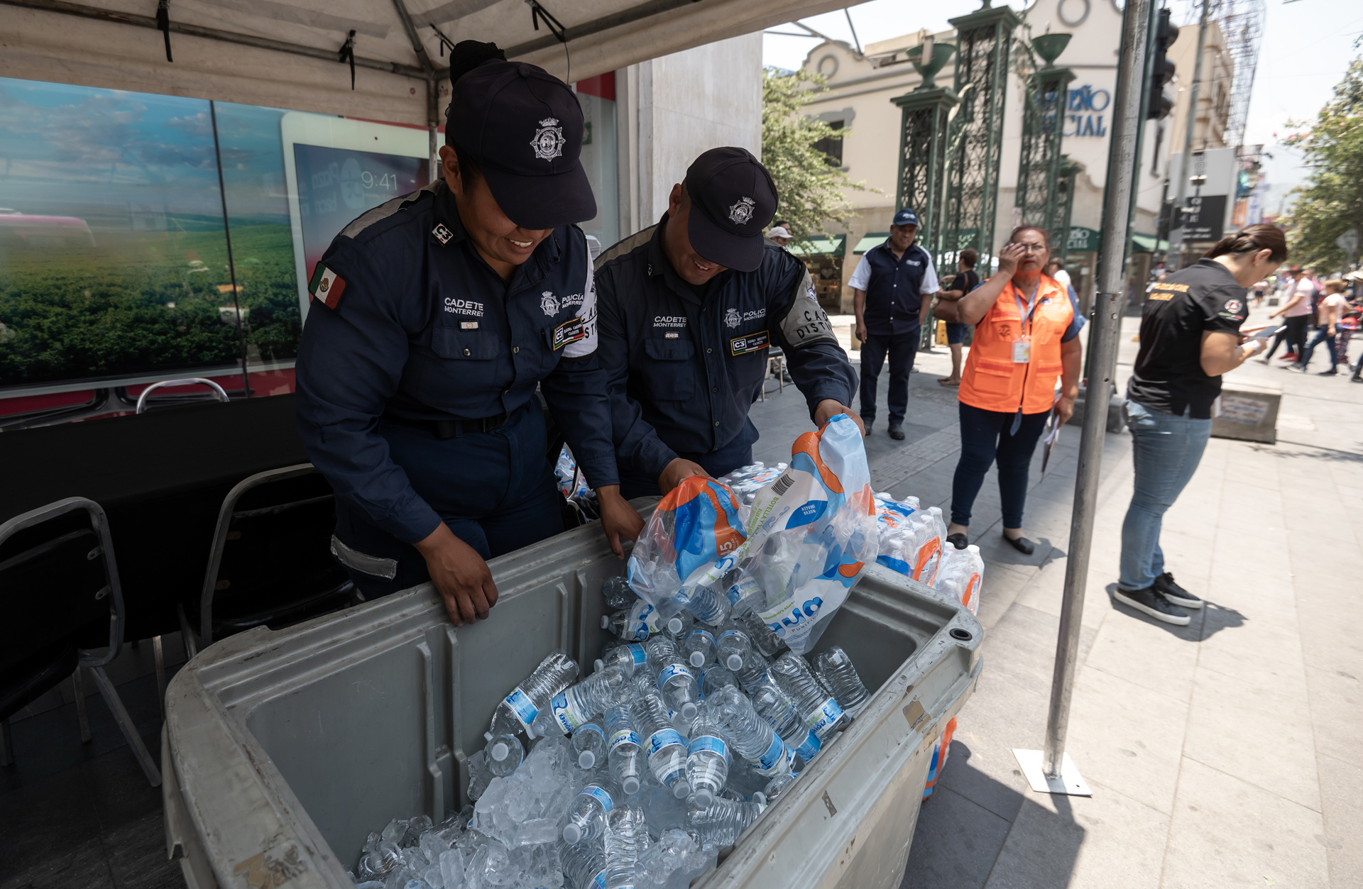 Autoridades de Monterrey instalan “estaciones de enfriamiento” ante la ola de calor Autoridades de Monterrey instalan “estaciones de enfriamiento” ante la ola de calor