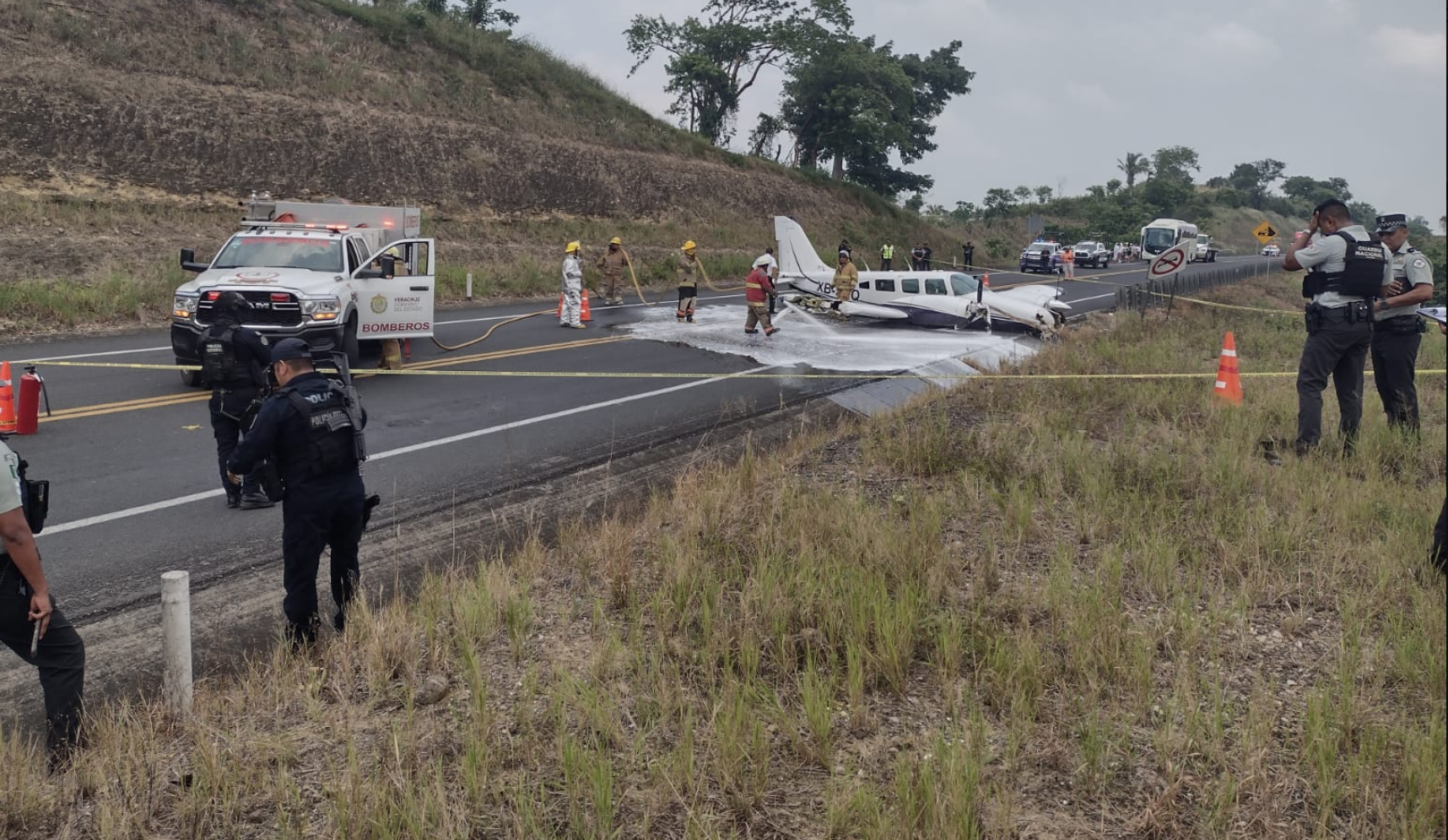 #VIDEO Avioneta aterriza de emergencia en la autopista Tuxpan-Veracruz #VIDEO Avioneta aterriza de emergencia en la autopista Tuxpan-Veracruz