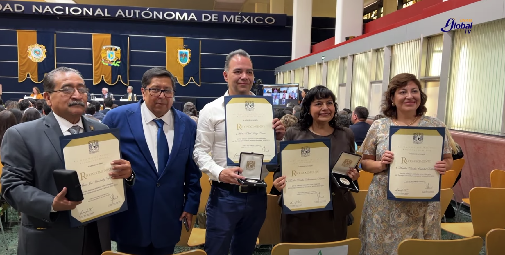 Entrega de medallas a consejeros universitarios