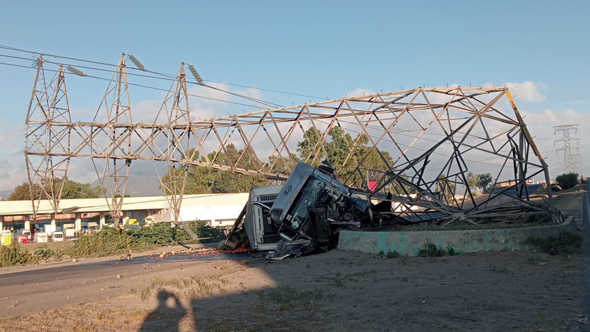 Tráiler choca y derriba torre de electricidad en la Lechería-Texcoco; el conductor murió