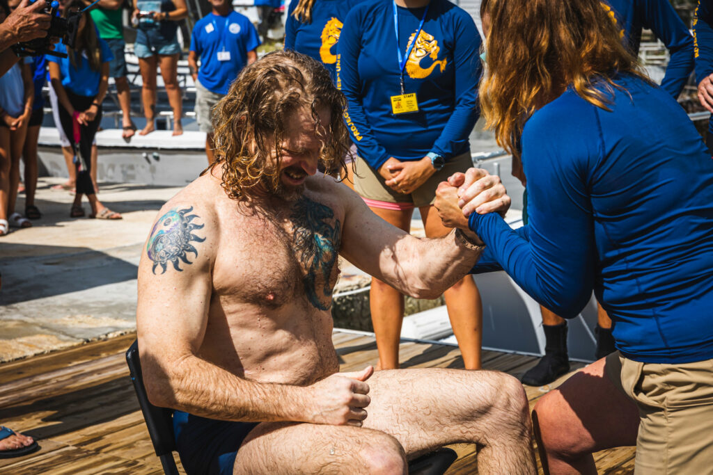 Científico de EE.UU. emerge a la superficie, tras batir récord mundial bajo el agua - cientifico-de-eeuu-emerge-a-la-superficie-tras-batir-record-mundial-bajo-el-agua-2-1024x683