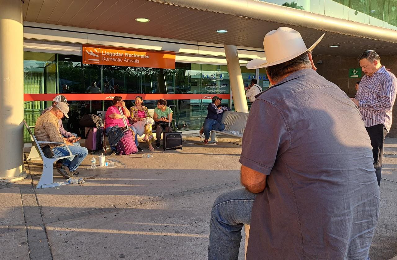 Cierre del Aeropuerto de Culiacán por protesta de agricultores cumple 16 horas