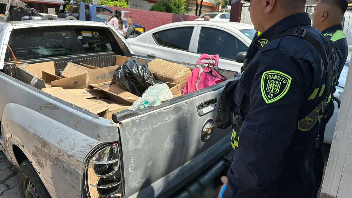 Descubren 100 kg de mariguana a pareja que invadió carril del Metrobús Descubren 100 kg de mariguana a pareja que invadió carril del Metrobús