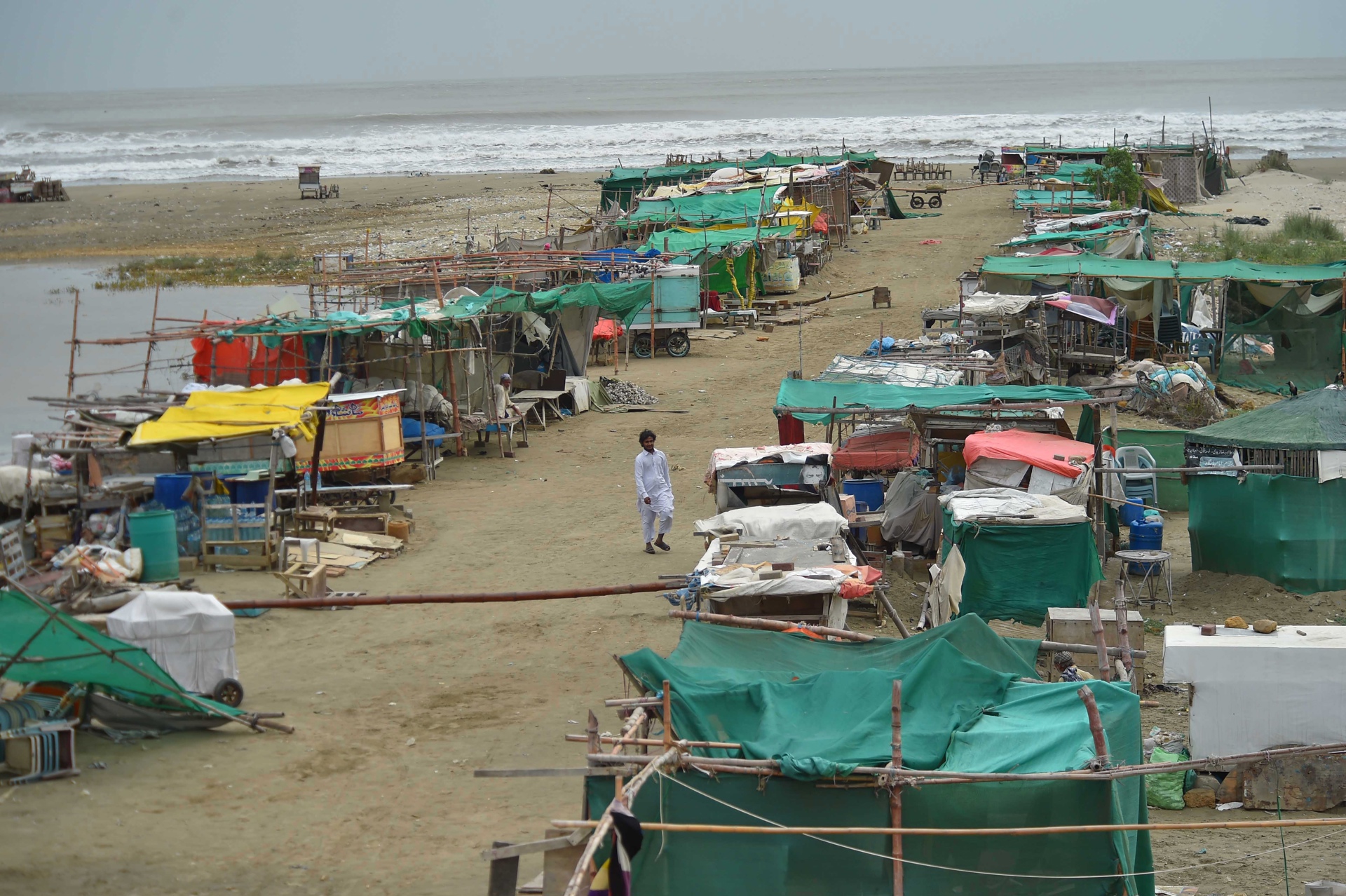El ciclón Biparjoy se debilita a su paso por la India dejando al menos dos muertos