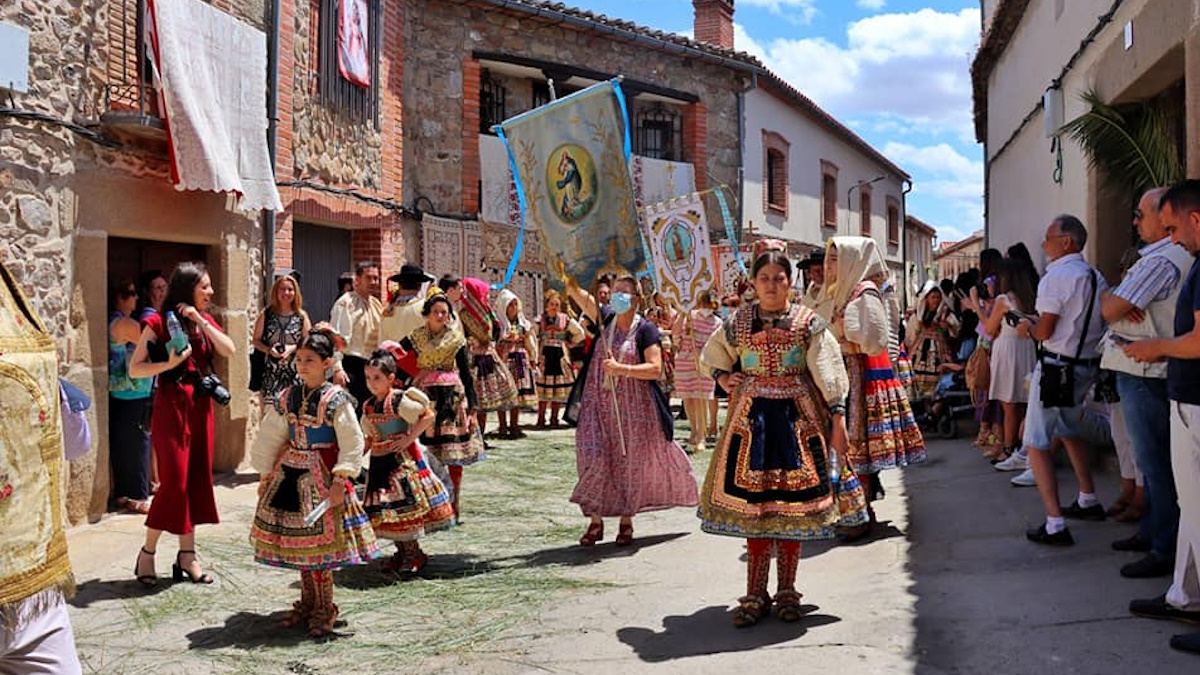 El Corpus del año 1590 que brilla por sus bordados en Lagartera (Toledo)