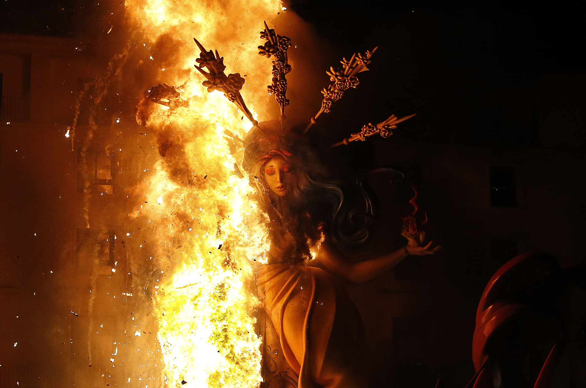 El fuego reduce a cenizas unas Hogueras de récord en Alicante El fuego reduce a cenizas unas Hogueras de récord en Alicante