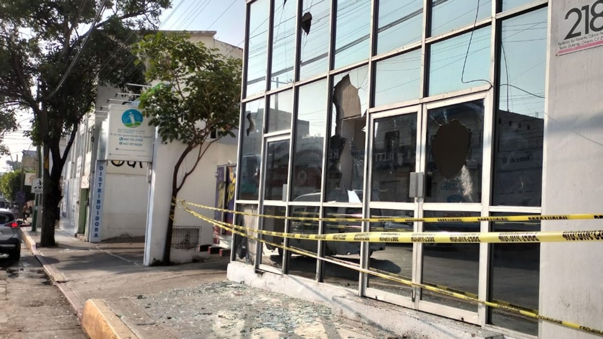 Encapuchados vandalizan edificio del Instituto de Elecciones de Chiapas