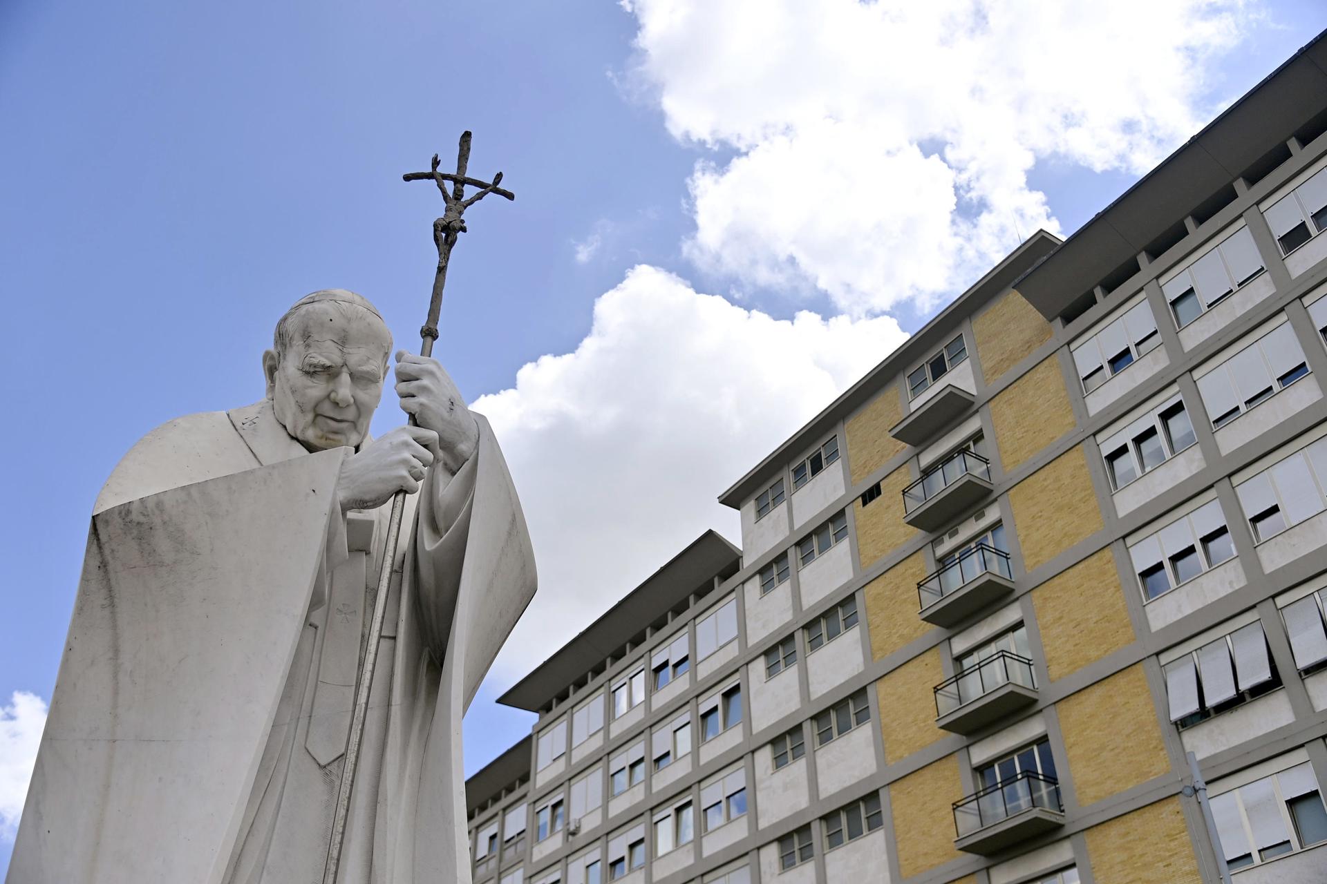 Papa Francisco se sometió a fisioterapia respiratoria y rezó el ángelus en privado Papa Francisco se sometió a fisioterapia respiratoria y rezó el ángelus en privado