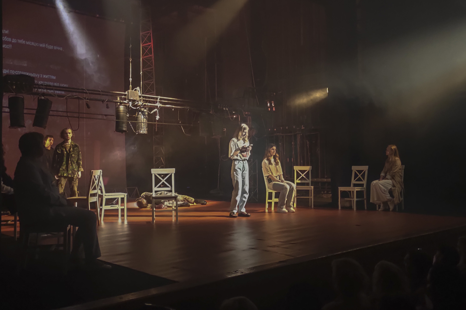 Familias de prisioneros de guerra ucranianos se suben al escenario para pedir liberación