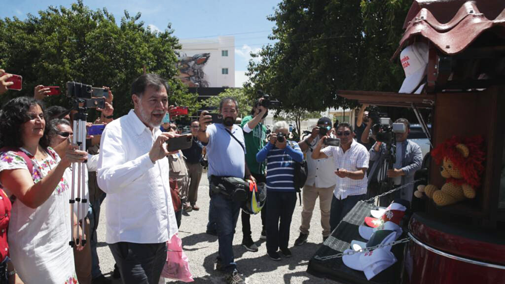 Fernández Noroña presenta el 'Noroñabús'; venderá libros en su recorrido por México - fernandez-norona-presenta-el-noronabus-1024x576