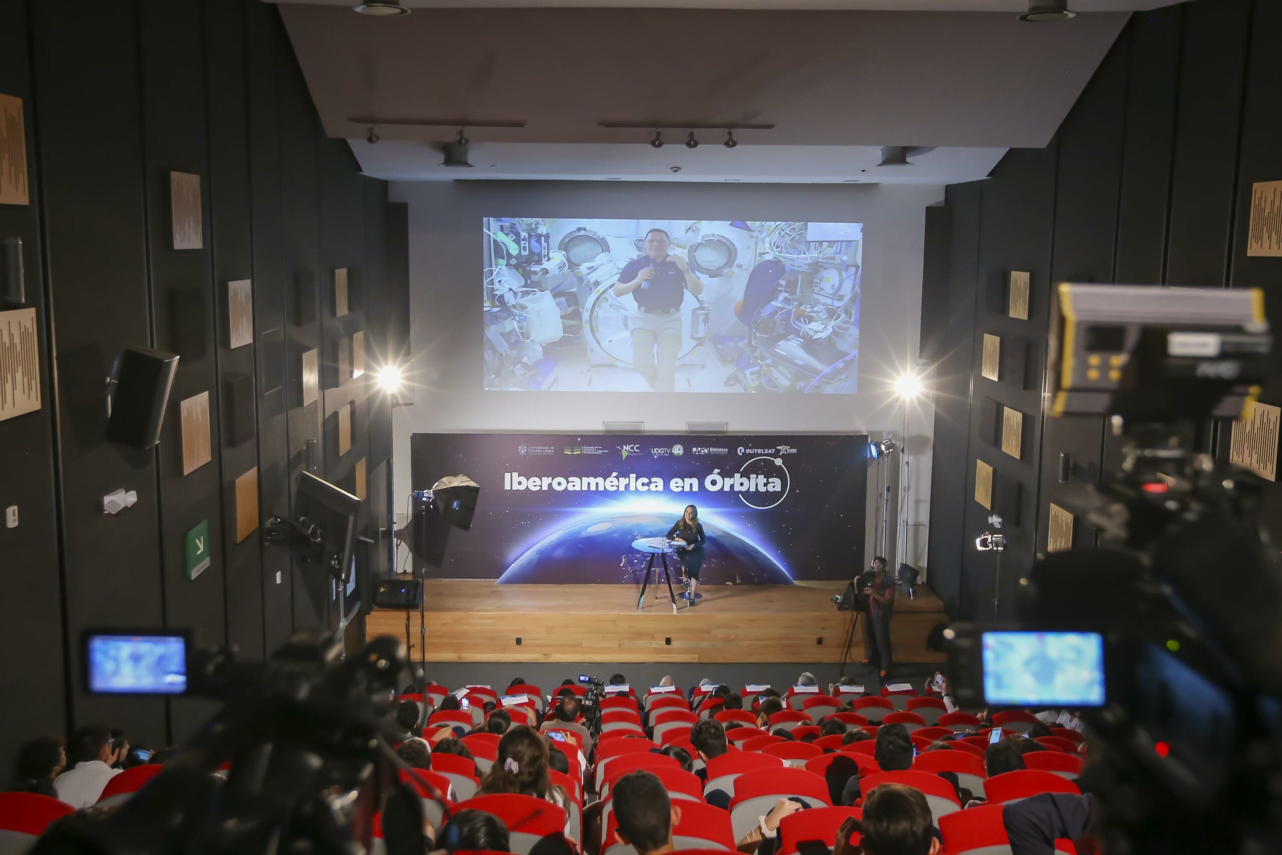 Astronauta Frank Rubio dialoga desde el espacio con niños