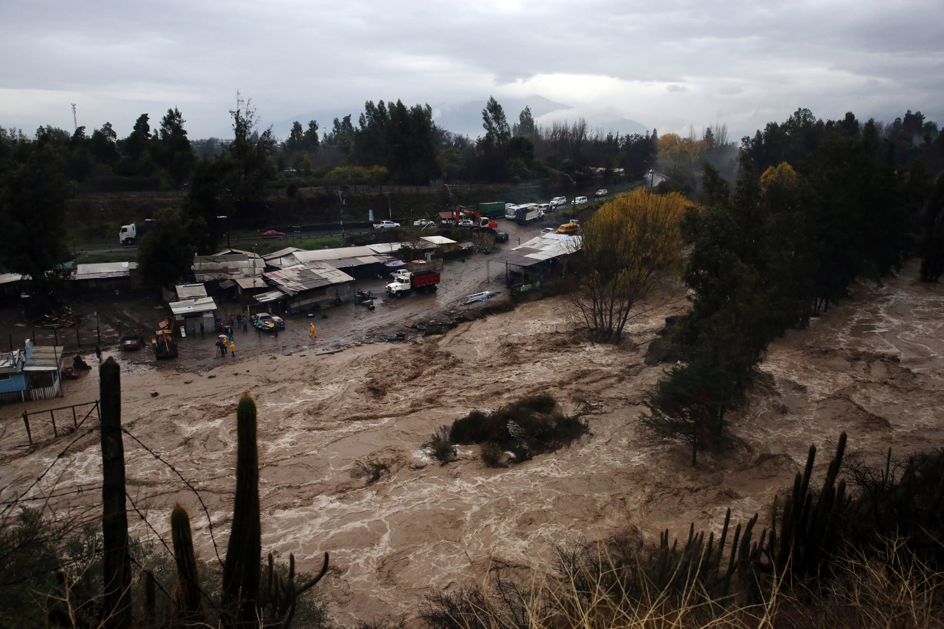 Fuertes lluvias ponen en alerta a la capital chilena por lluvias torrenciales inusuales Fuertes lluvias ponen en alerta a la capital chilena por lluvias torrenciales inusuales