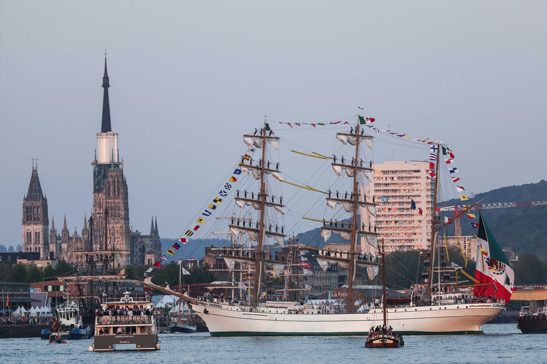 Galeones y veleros de todo el mundo se reúnen en el Sena por el festival de la Armada
