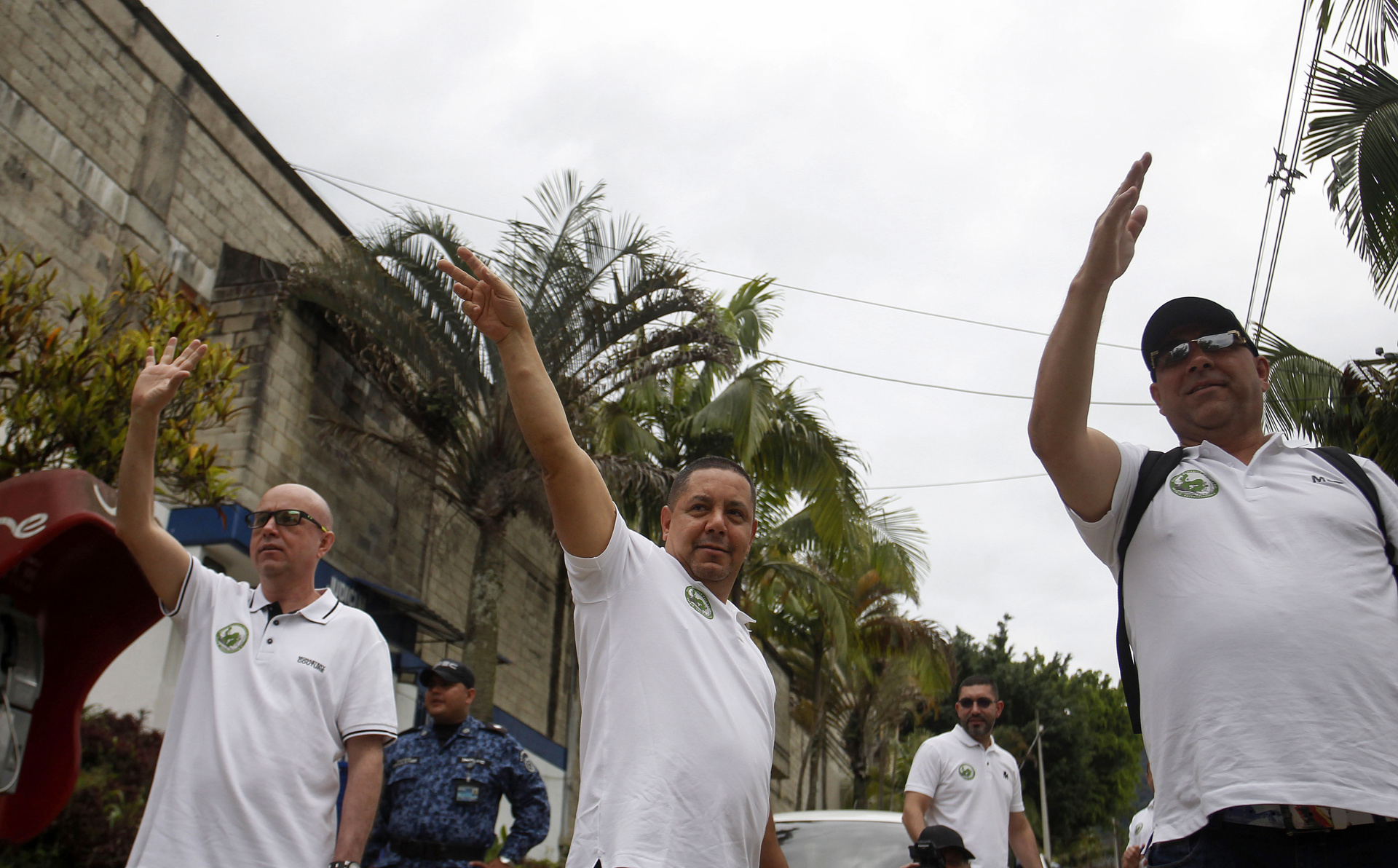 Gobierno colombiano y bandas criminales de Medellín dialogan para desmovilizar a 12 mil personas Gobierno colombiano y bandas criminales de Medellín dialogan para desmovilizar a 12 mil personas