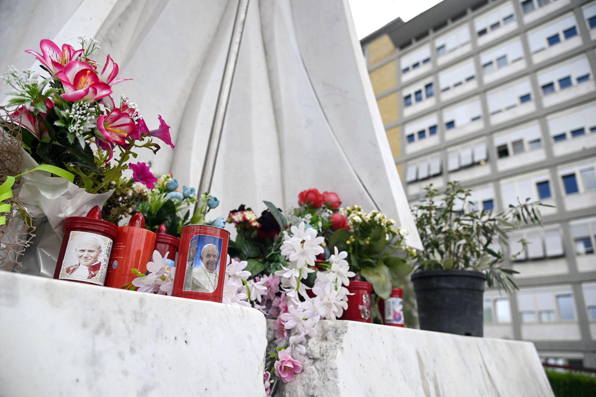 Papa Francisco continúa mejorando y trabaja en el hospital