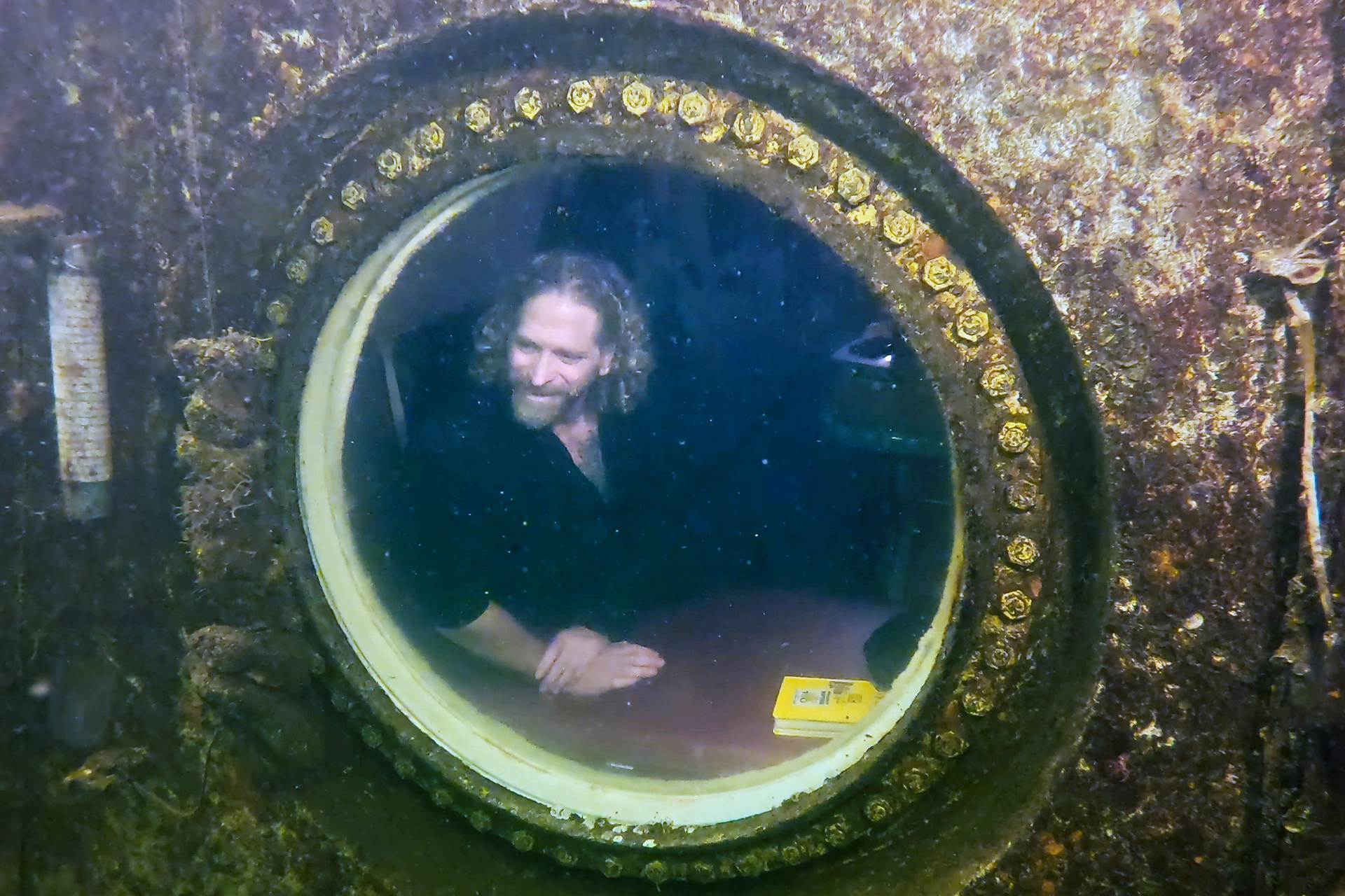 Científico de EE.UU. emerge a la superficie, tras batir récord mundial bajo el agua