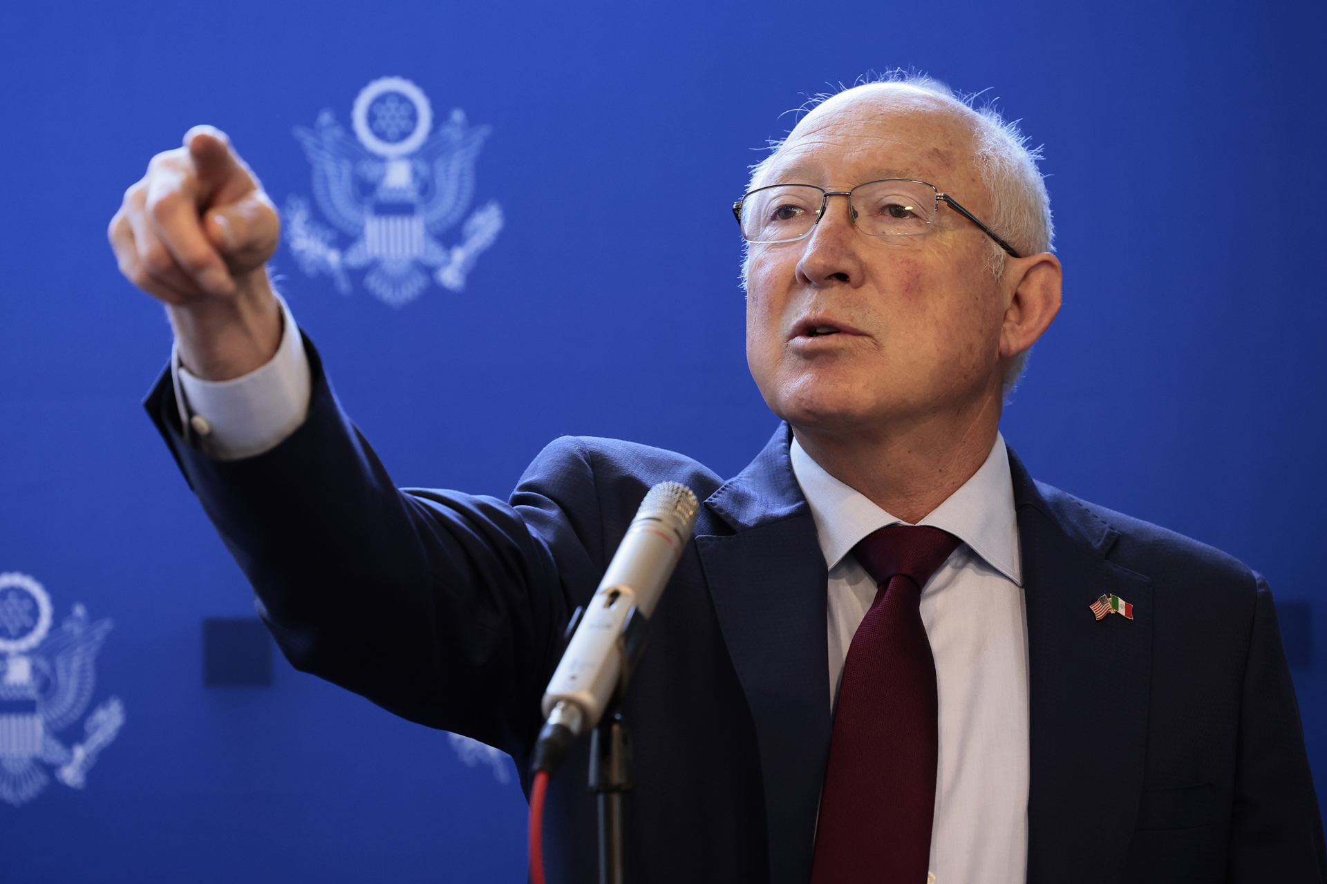 Estados Unidos emprende un combate “histórico” contra el tráfico de armas: Ken Salazar