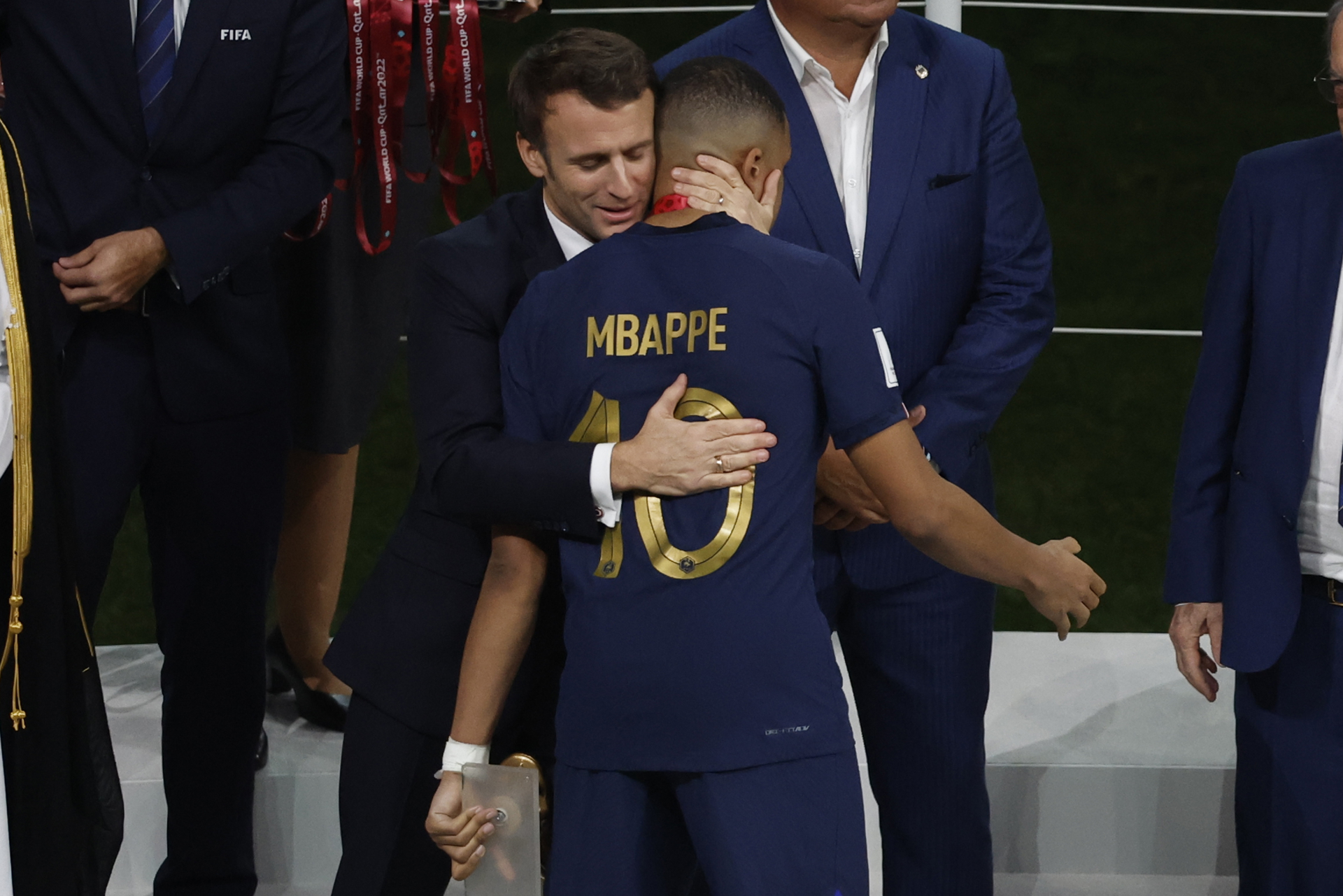 Macron anuncia presiones para que Mbappé se quede en Francia