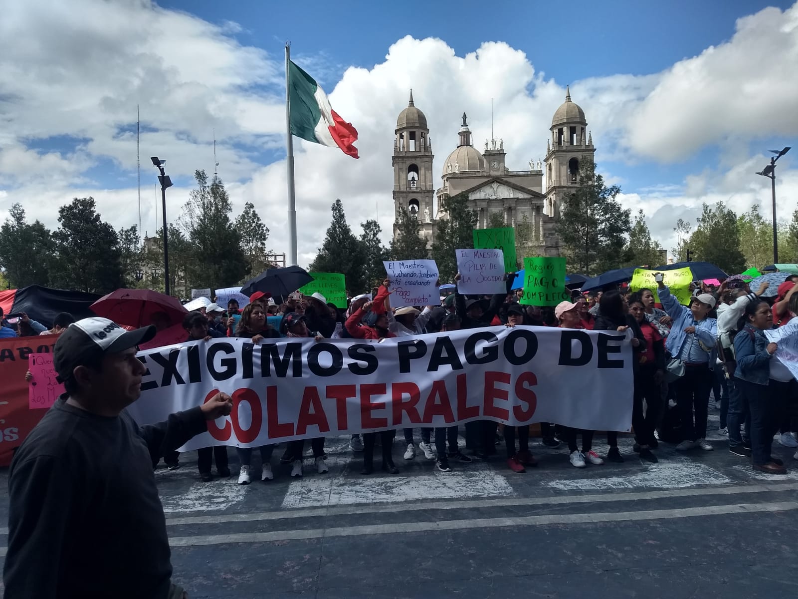 Maestros del Edomex realizan marchas y bloqueos por segundo día Maestros del Edomex realizan marchas y bloqueos por segundo día
