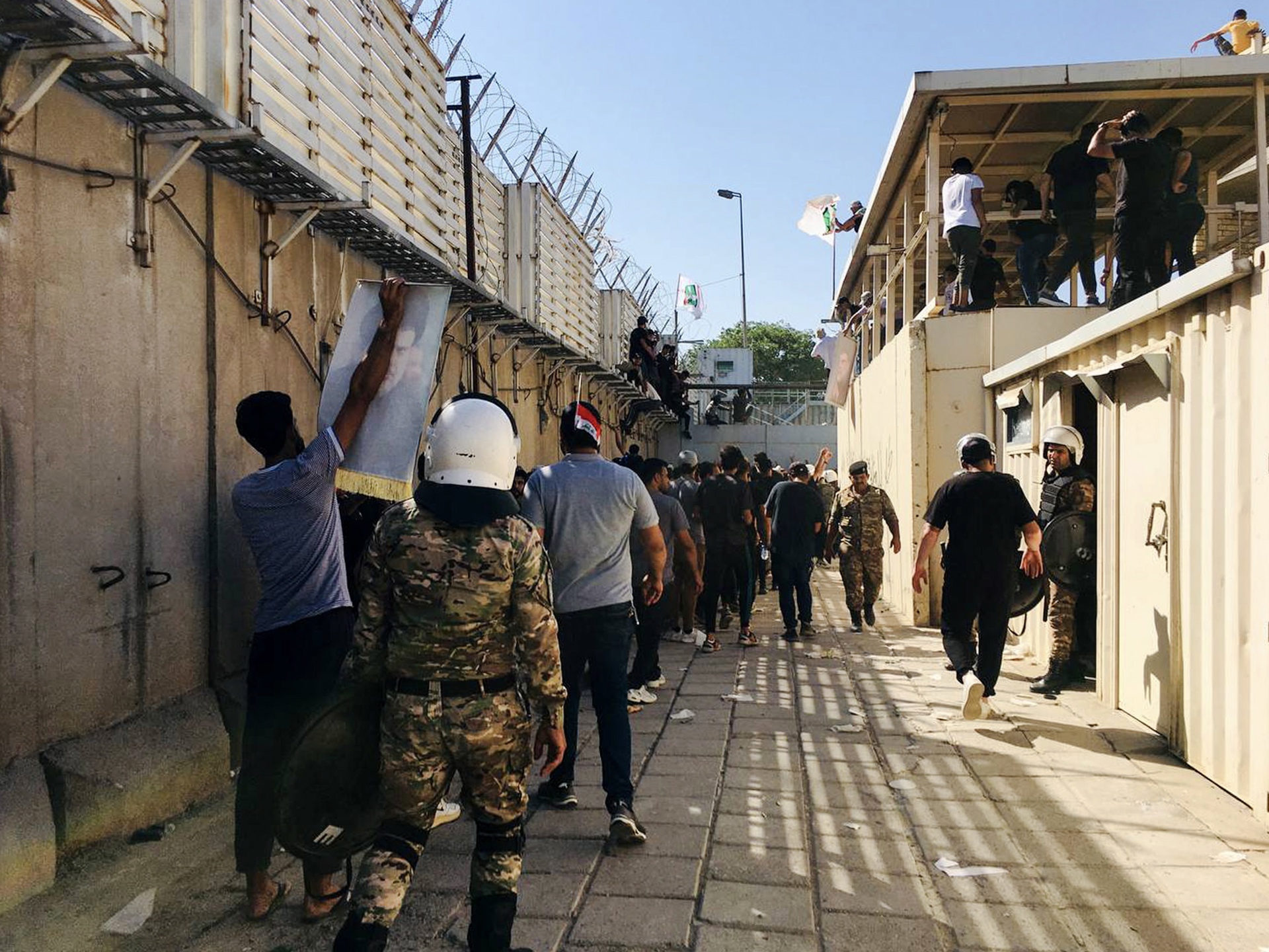 Manifestantes irrumpen brevemente en la embajada de Suecia en Bagdad por quema del Corán