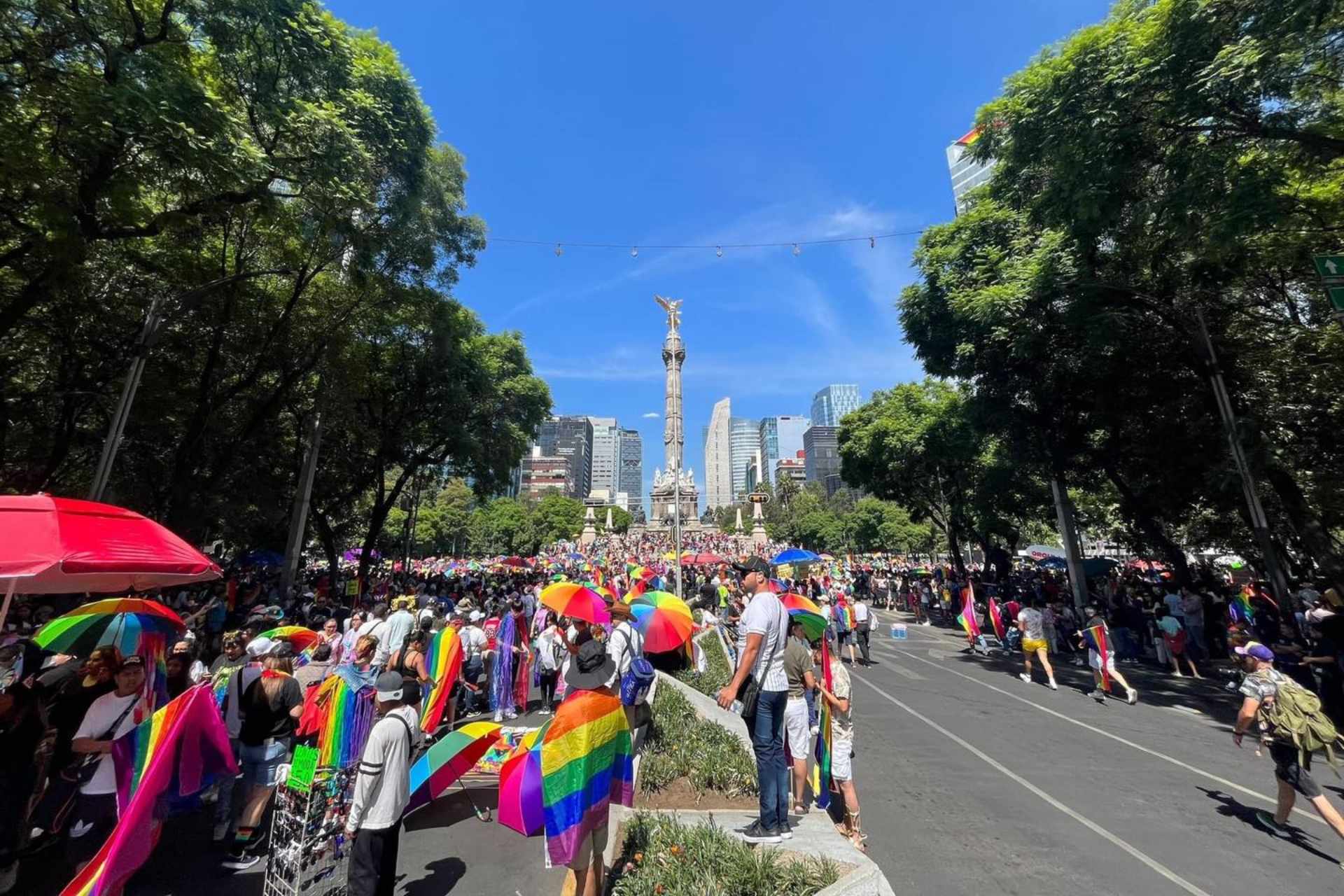 En medio de polémicas y exigencias miles participan en marcha LGBT en CDMX