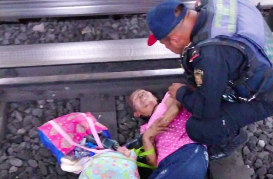 Mujer se desmaya y cae a las vías del Metro