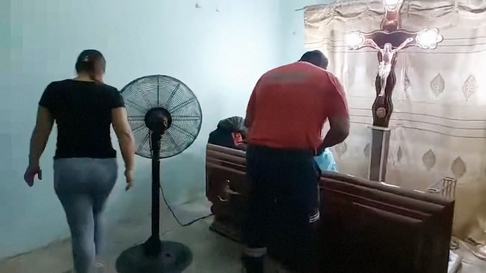 #Video Ecuador investiga caso de mujer que despertó durante su velorio #Video Ecuador investiga caso de mujer que despertó durante su velorio