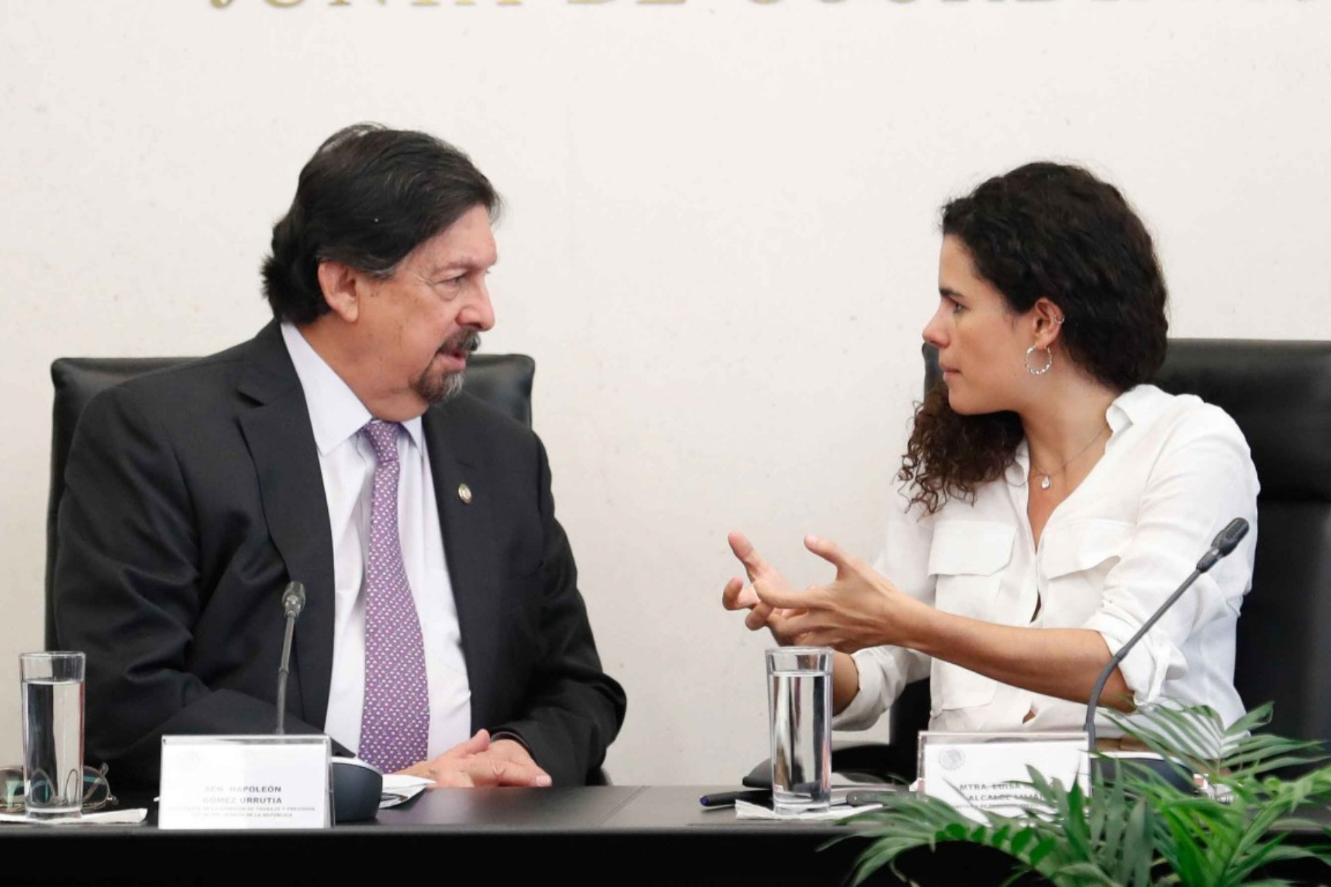 AMLO revela mala relación entre Luisa María Alcalde y Napoleón Gómez Urrutia AMLO revela mala relación entre Luisa María Alcalde y Napoleón Gómez Urrutia