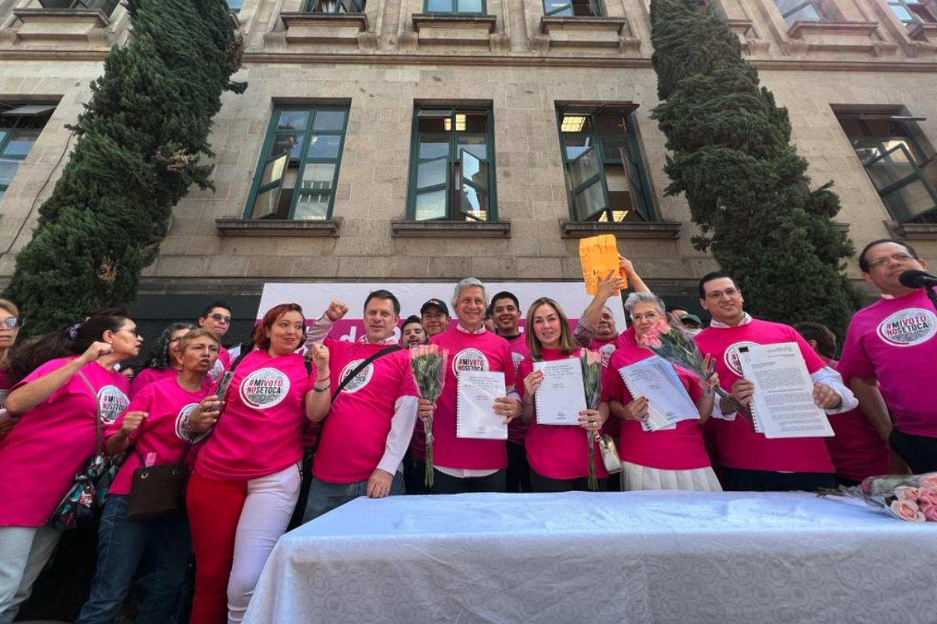 Organizaciones presentan firmas a la SCJN contra Plan B electoral de López Obrador Organizaciones presentan firmas a la SCJN contra Plan B electoral de López Obrador