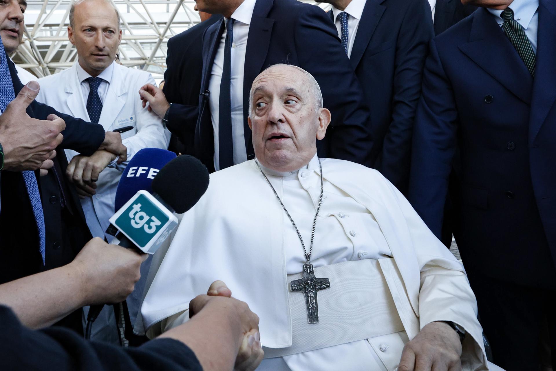Papa Francisco afirma que sufre aún efectos de anestesia y le cuesta respirar Papa Francisco afirma que sufre aún efectos de anestesia y le cuesta respirar