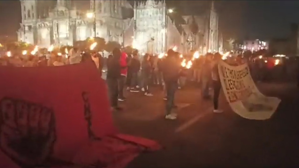 #Video Normalistas protestan con antorchas frente a Palacio Nacional; “haremos quemazón”, advierten #Video Normalistas protestan con antorchas frente a Palacio Nacional; “haremos quemazón”, advierten