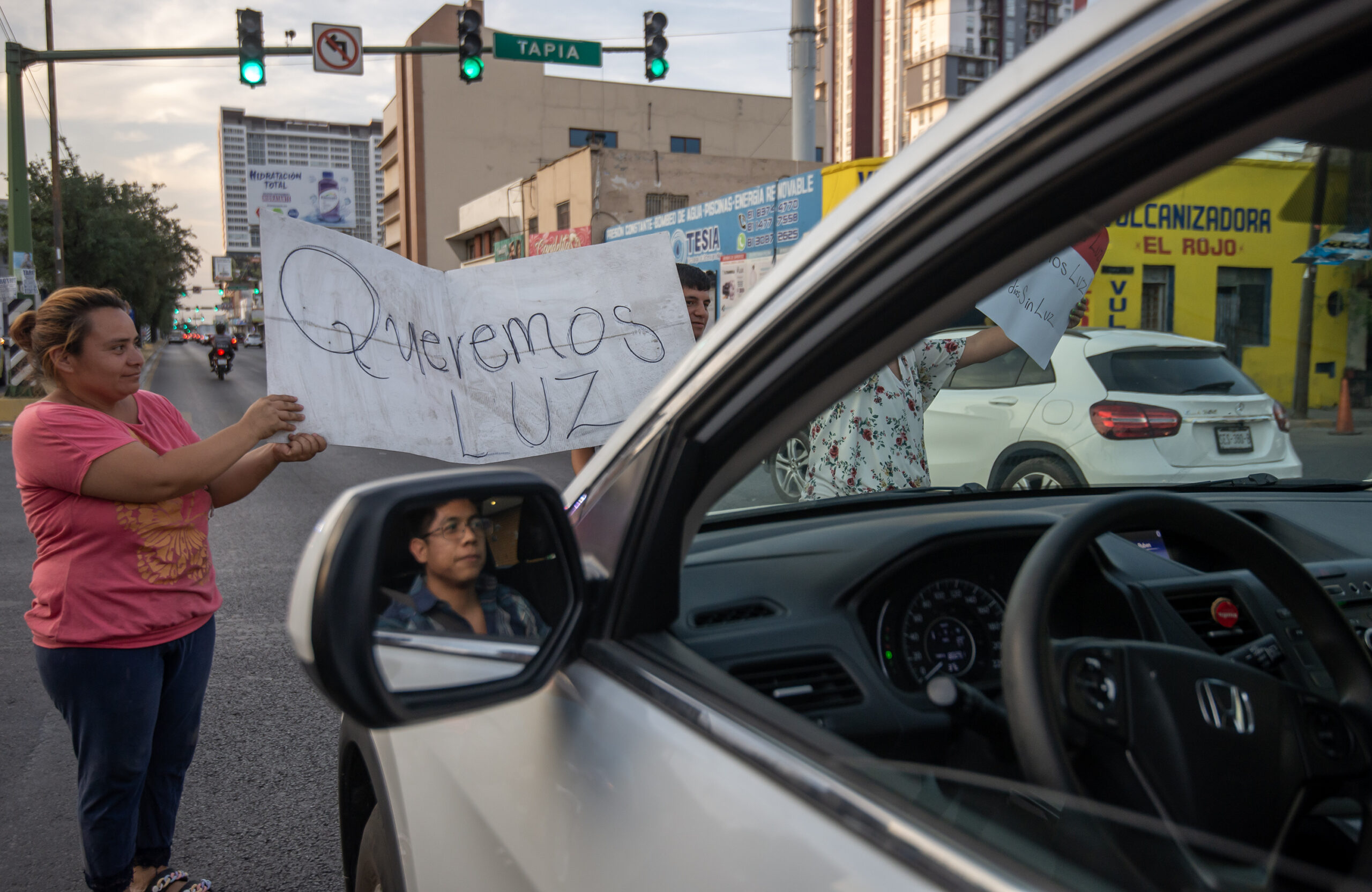Apagones derivados por onda de calor provocan protestas en Nuevo León